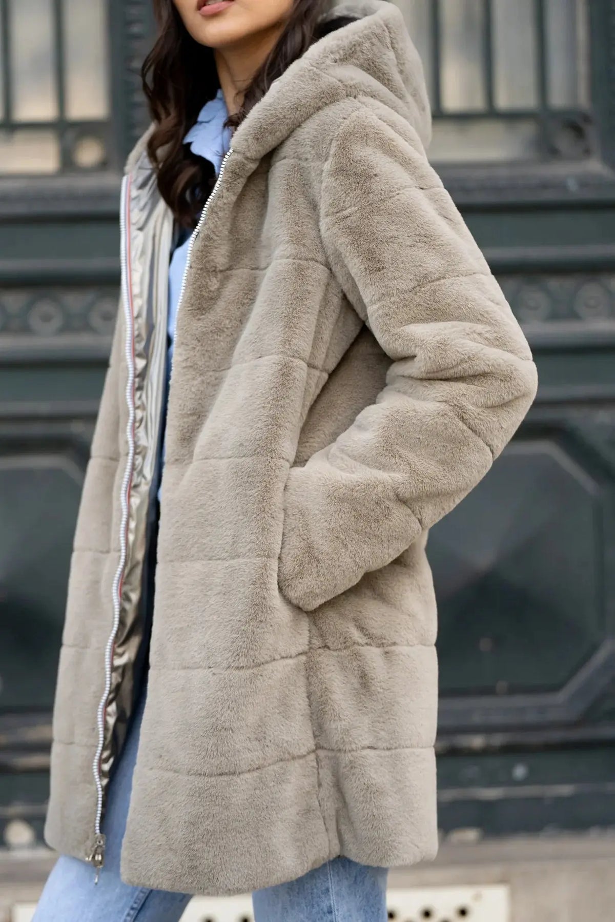 Entretien-Élégant-Guide-pour-Préserver-l-Éclat-de-Votre-Imperméable-Fourré La Chica