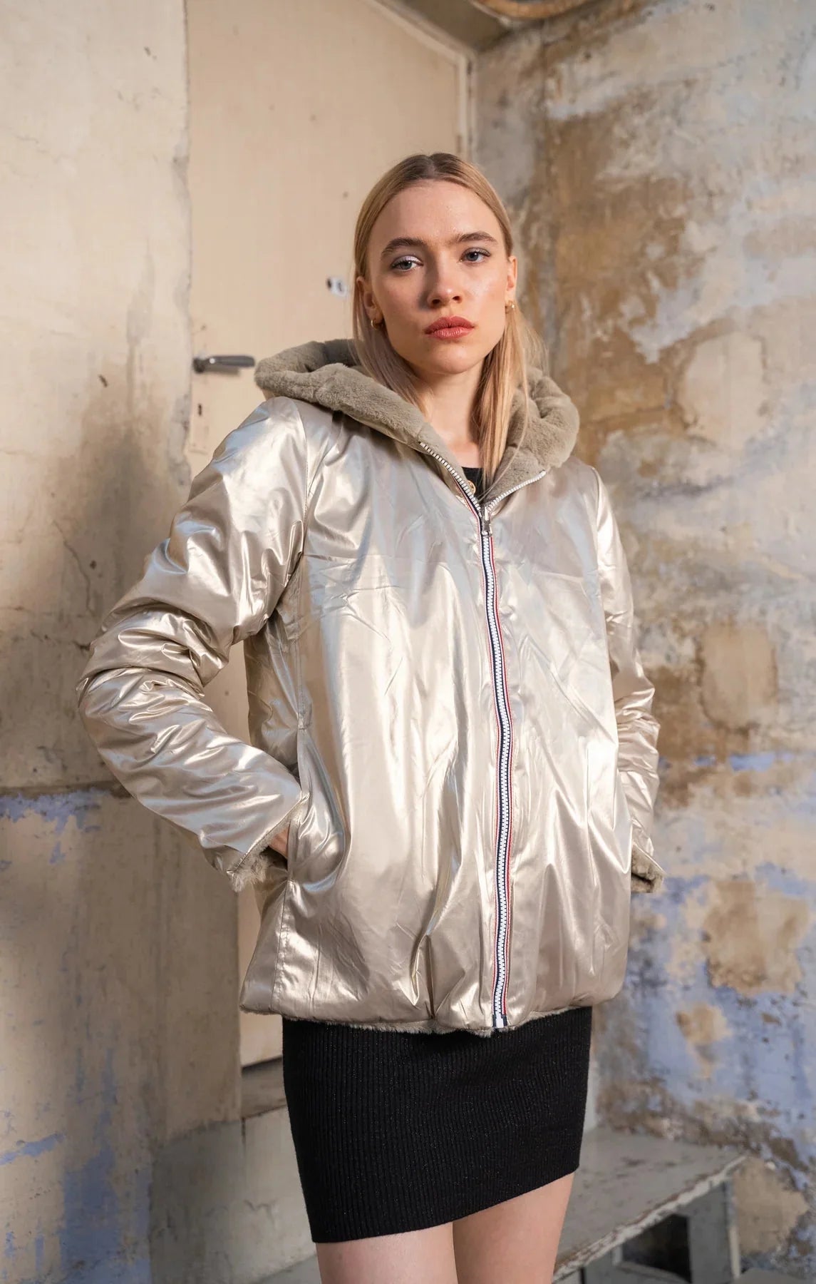 Femme portant un imperméable court réversible fourré côté doré Laura Jo