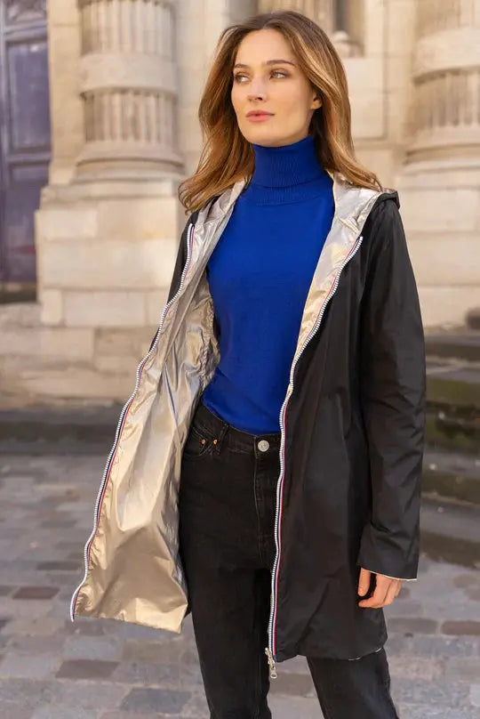 Femme portant un manteau long imperméable réversible noir et doré Laura Jo