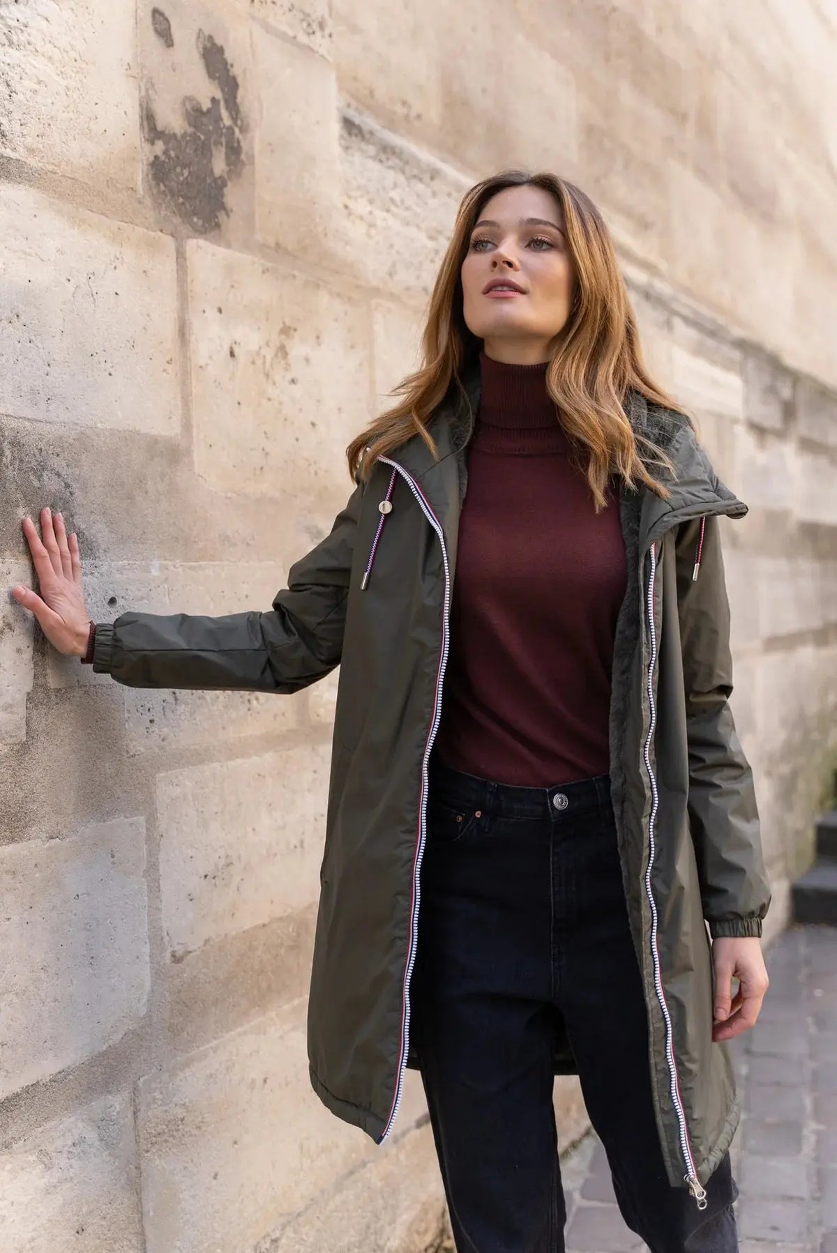 Femme portant une parka longue fourrée kaki Laura Jo