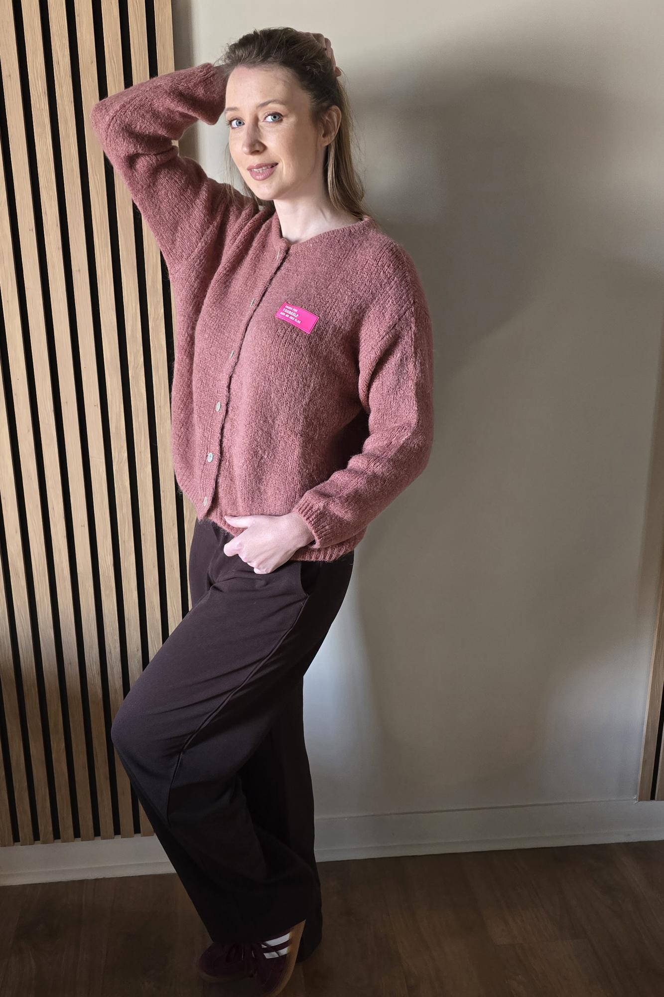 Femme portant cardigan rose – La Chica