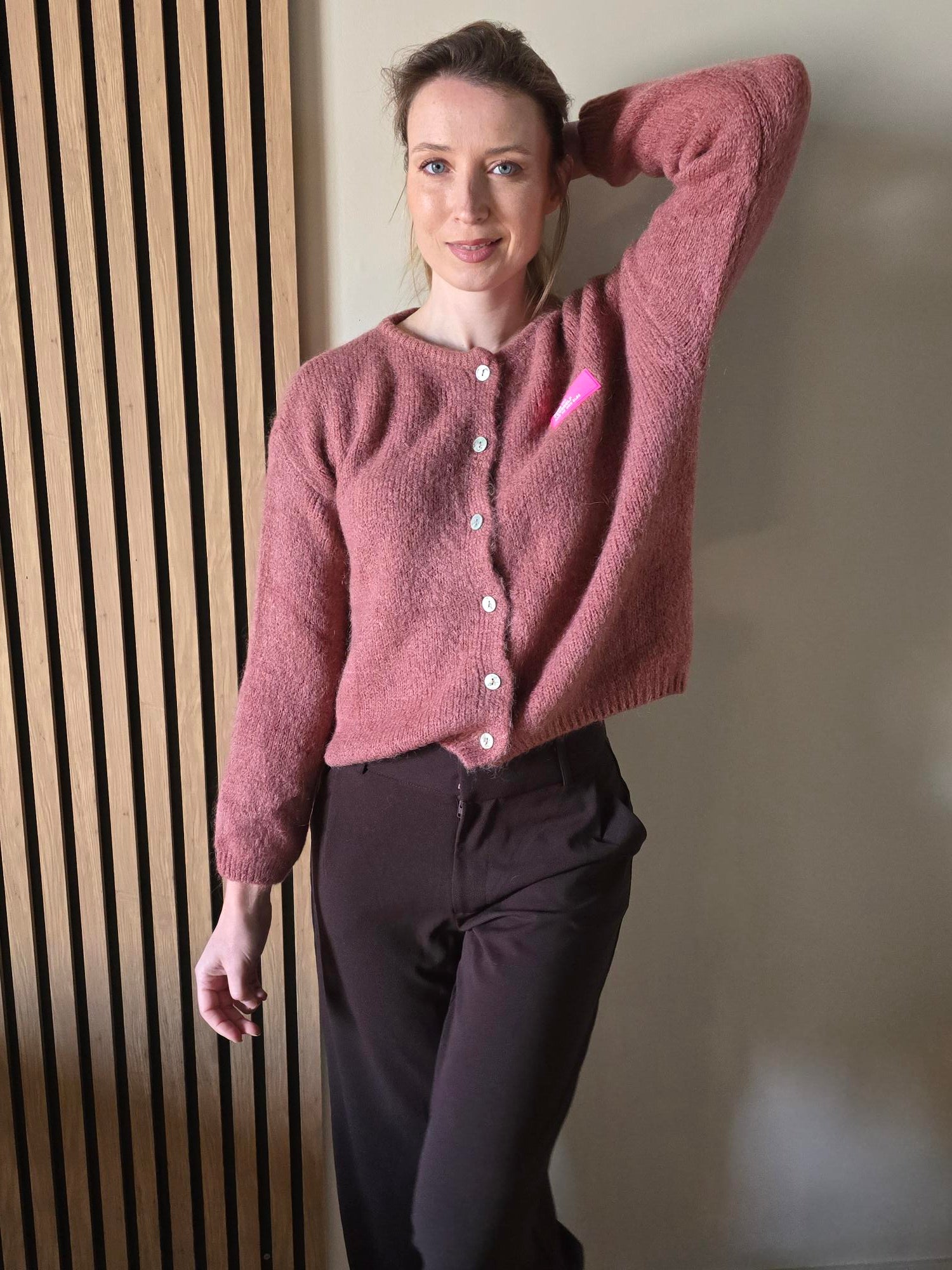 Cardigan rose détail – La Chica