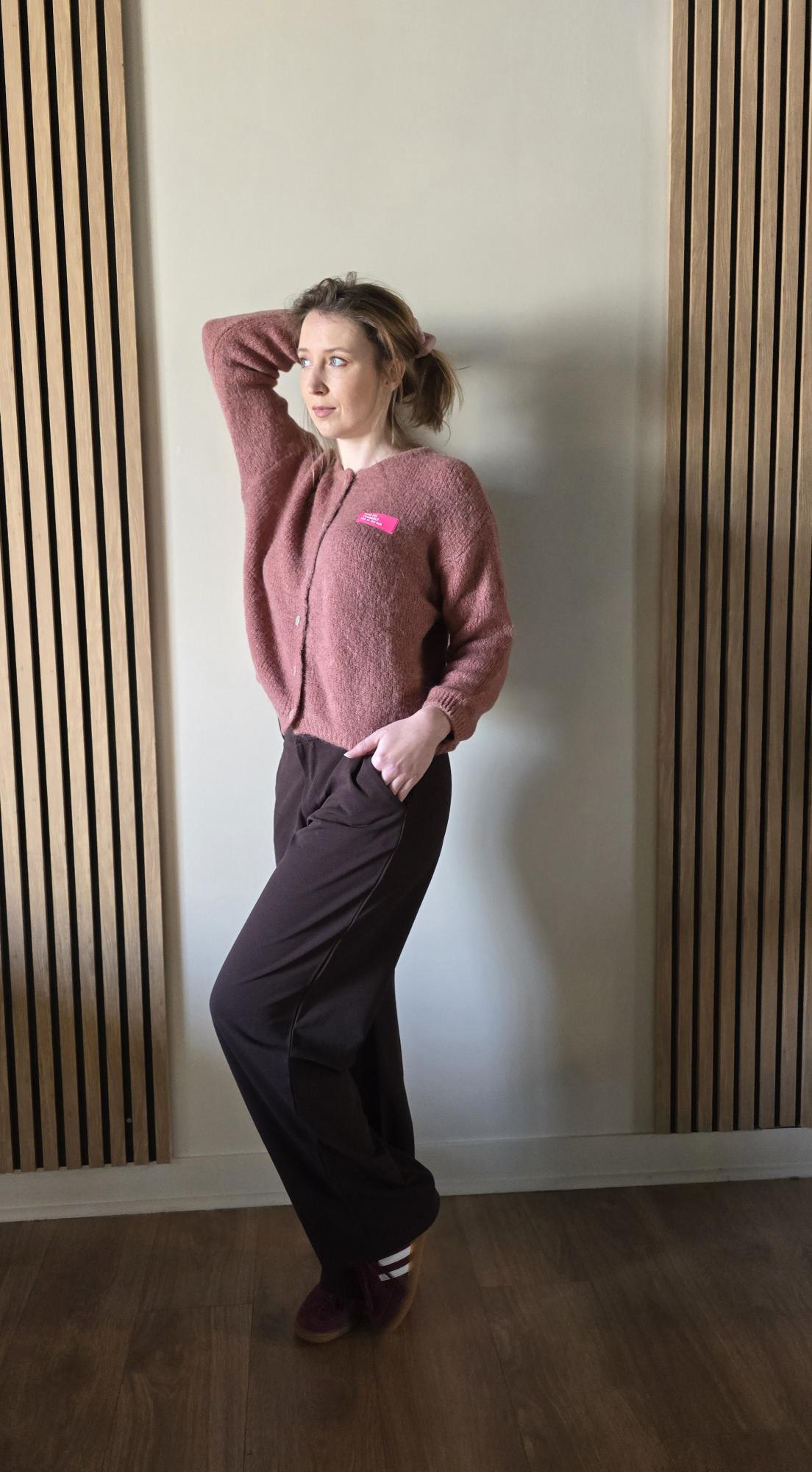 Cardigan rose vue de dos femme – La Chica