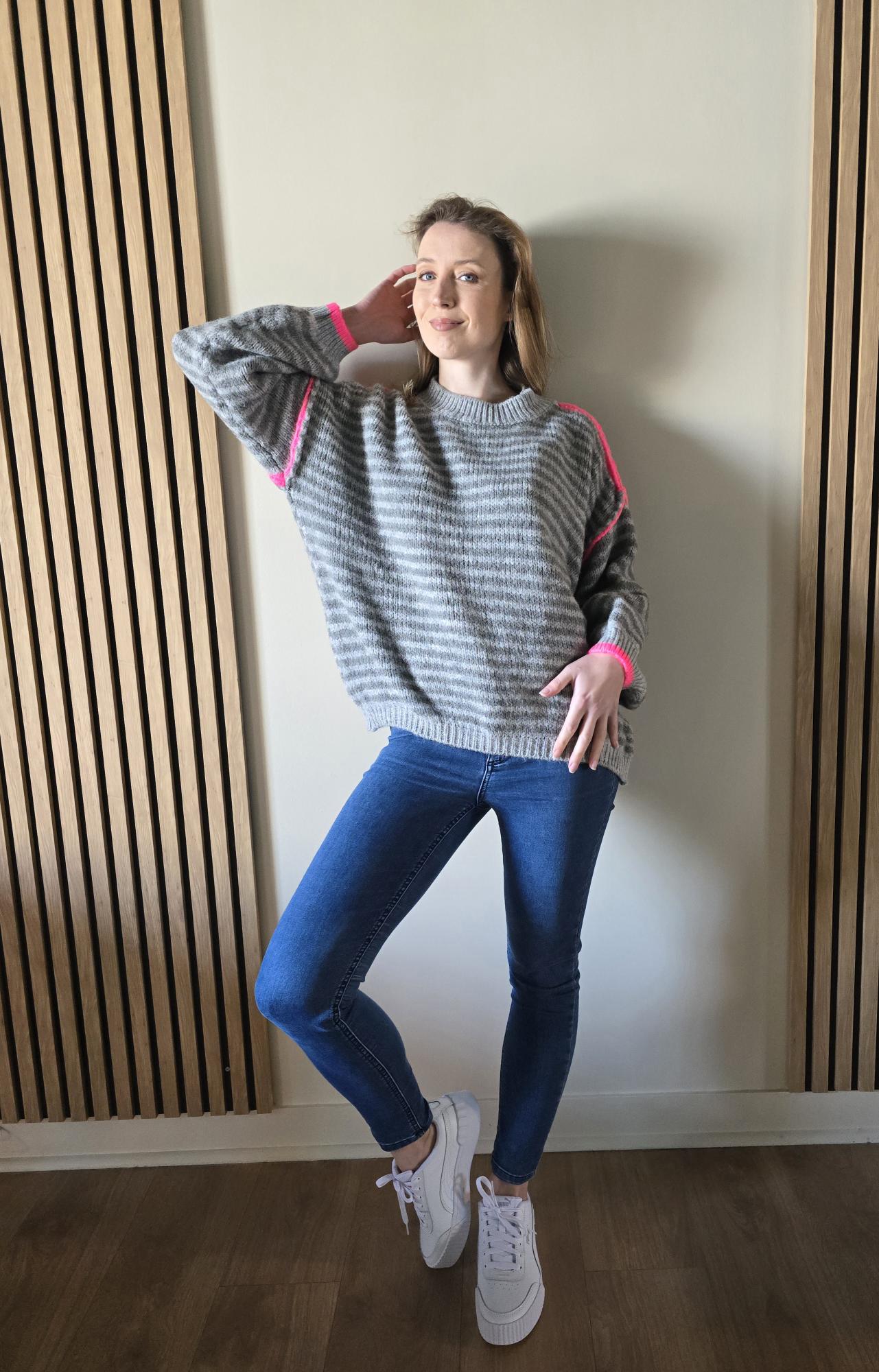 Femme portant pull gris – La Chica