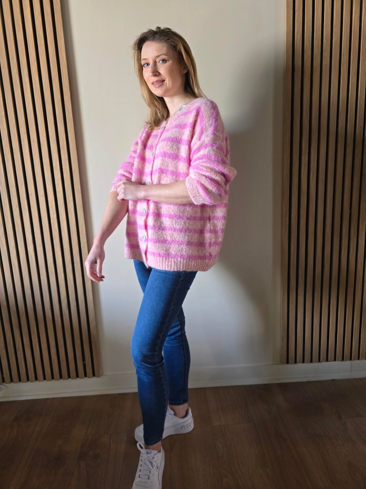 Cardigan rose détail – La Chica