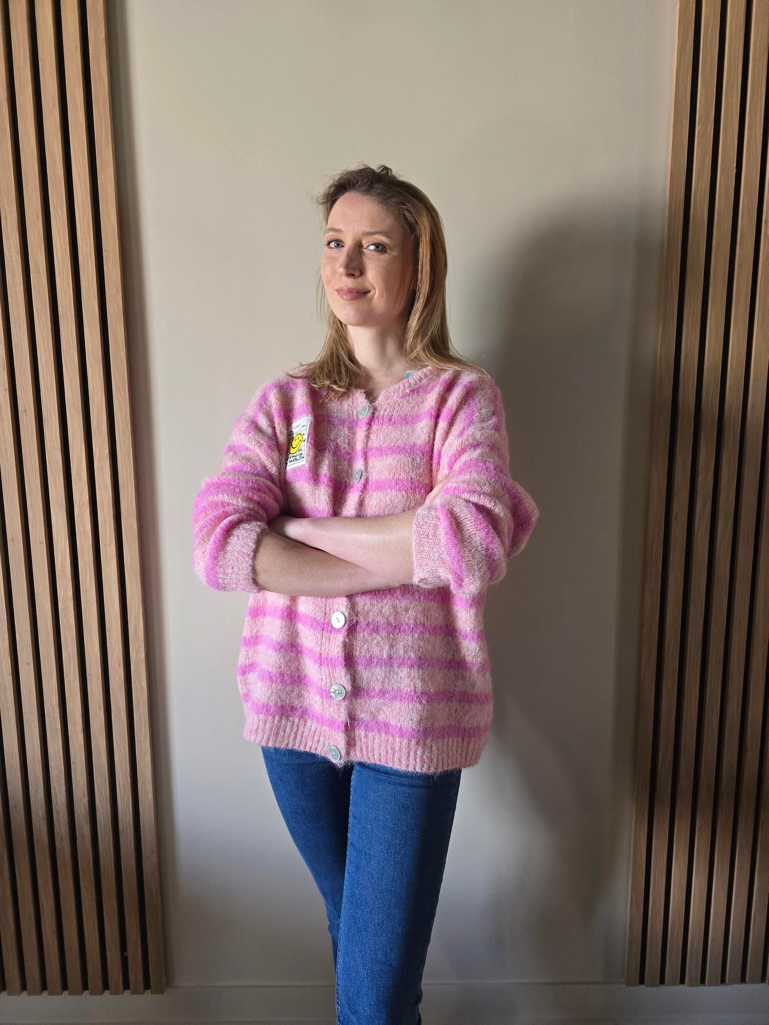 Cardigan rose détail – La Chica