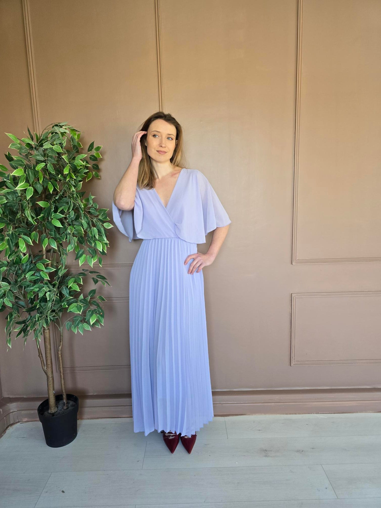 Femme portant robe longue plissée parme – La Chica