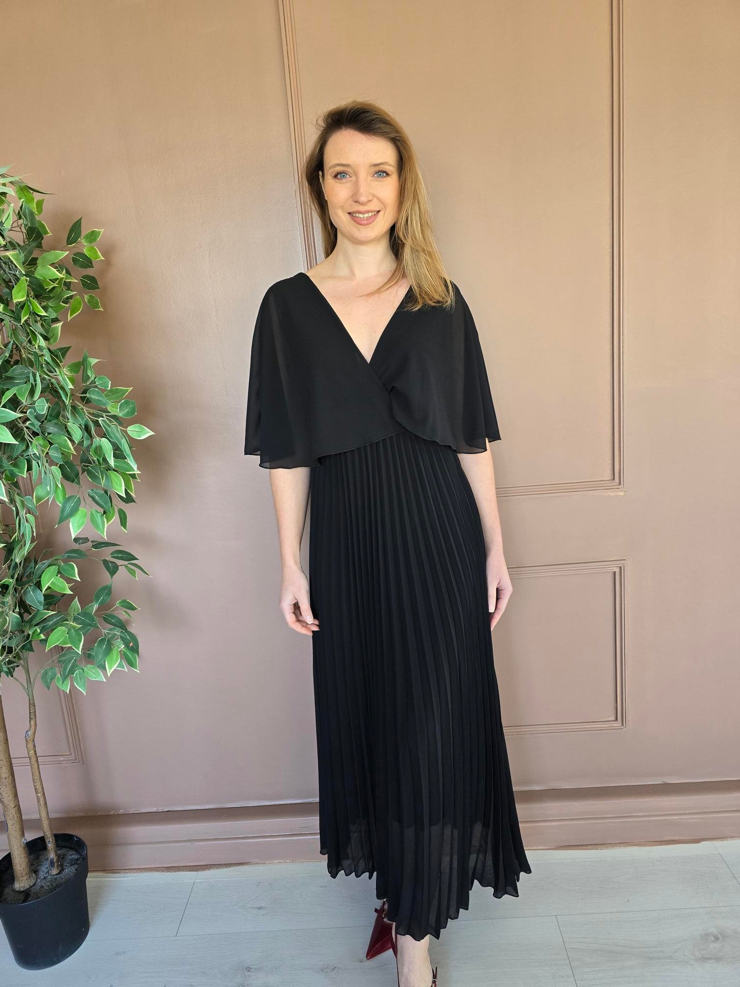 Robe longue plissée noire vue de dos femme – La Chica
