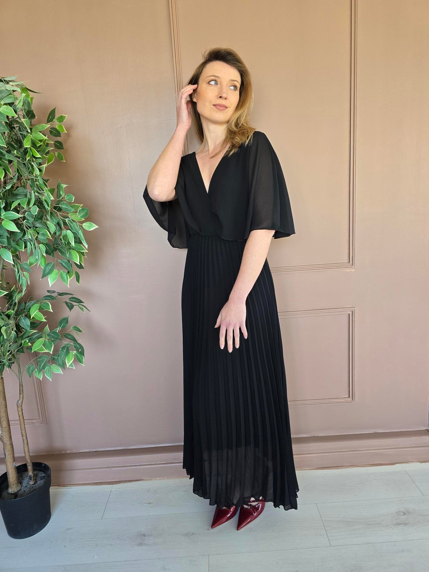 Femme portant robe longue plissée noire – La Chica