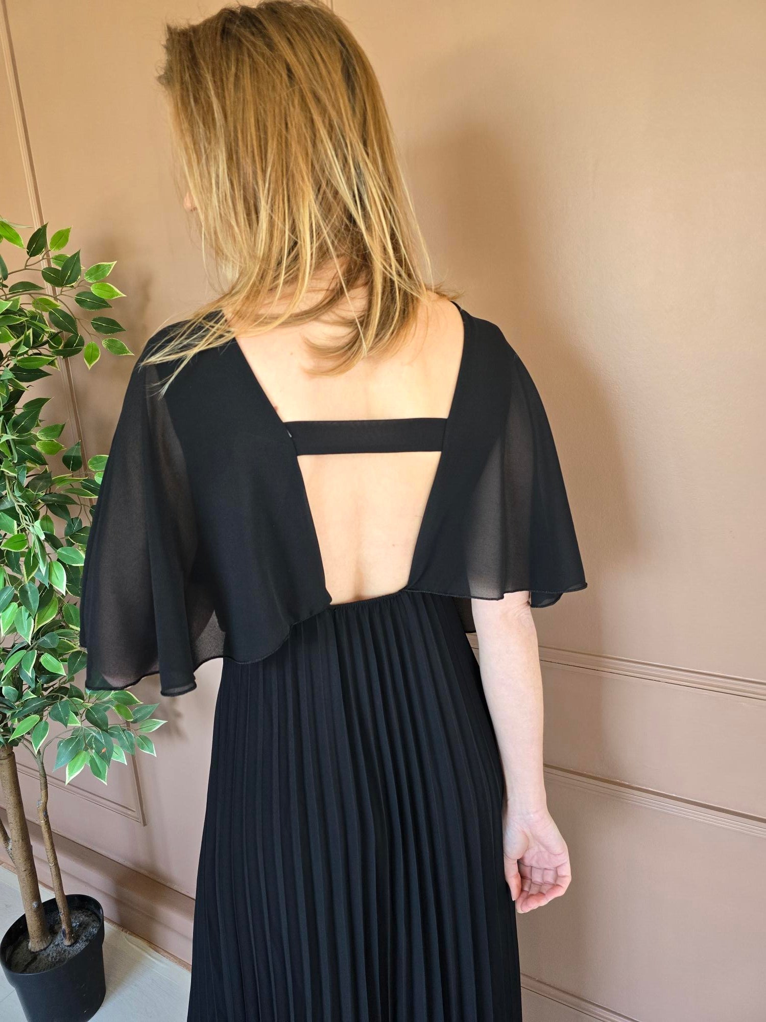 Robe longue plissée noire détail – La Chica