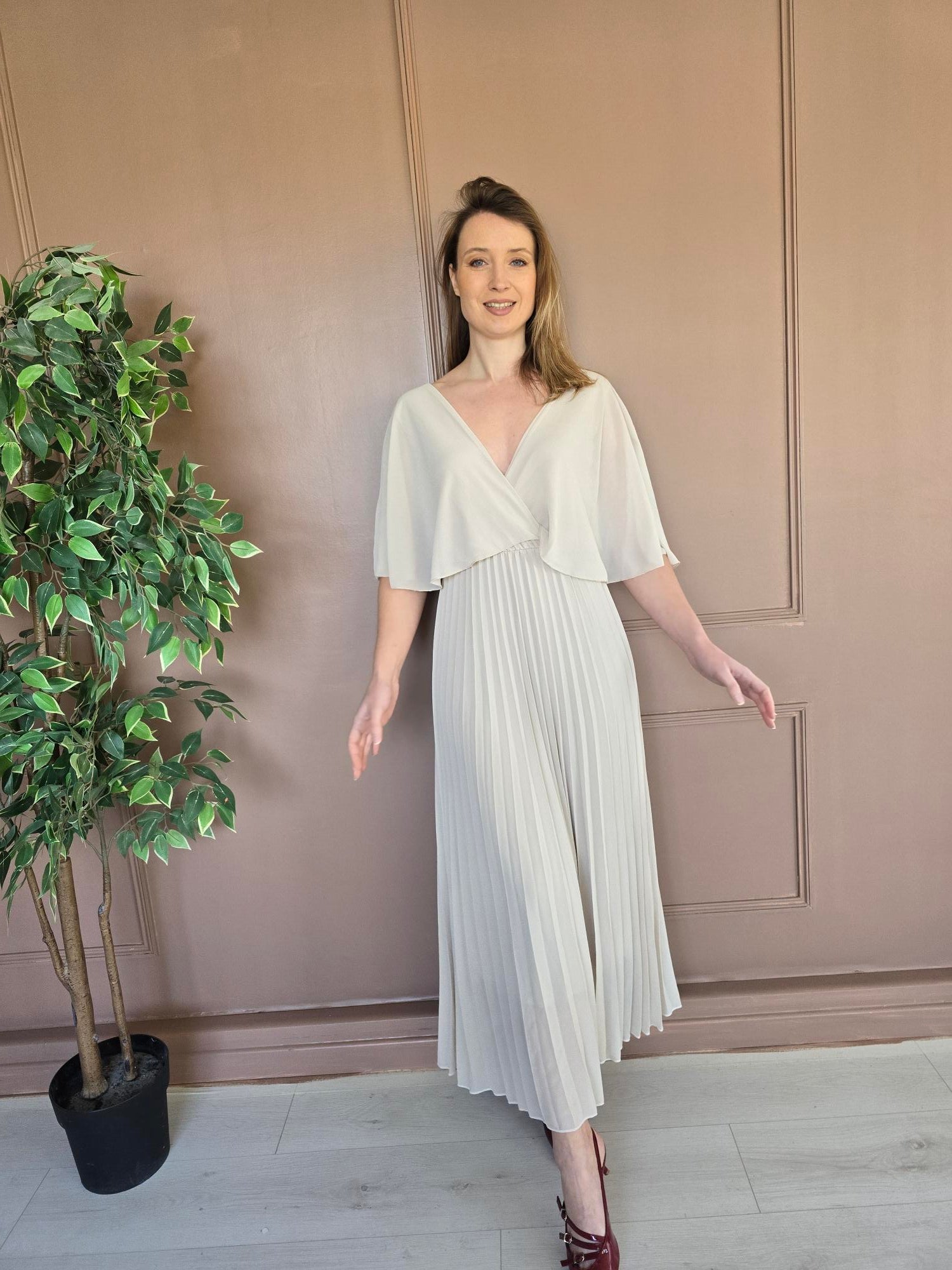Femme portant robe longue plissée à cape – La Chica