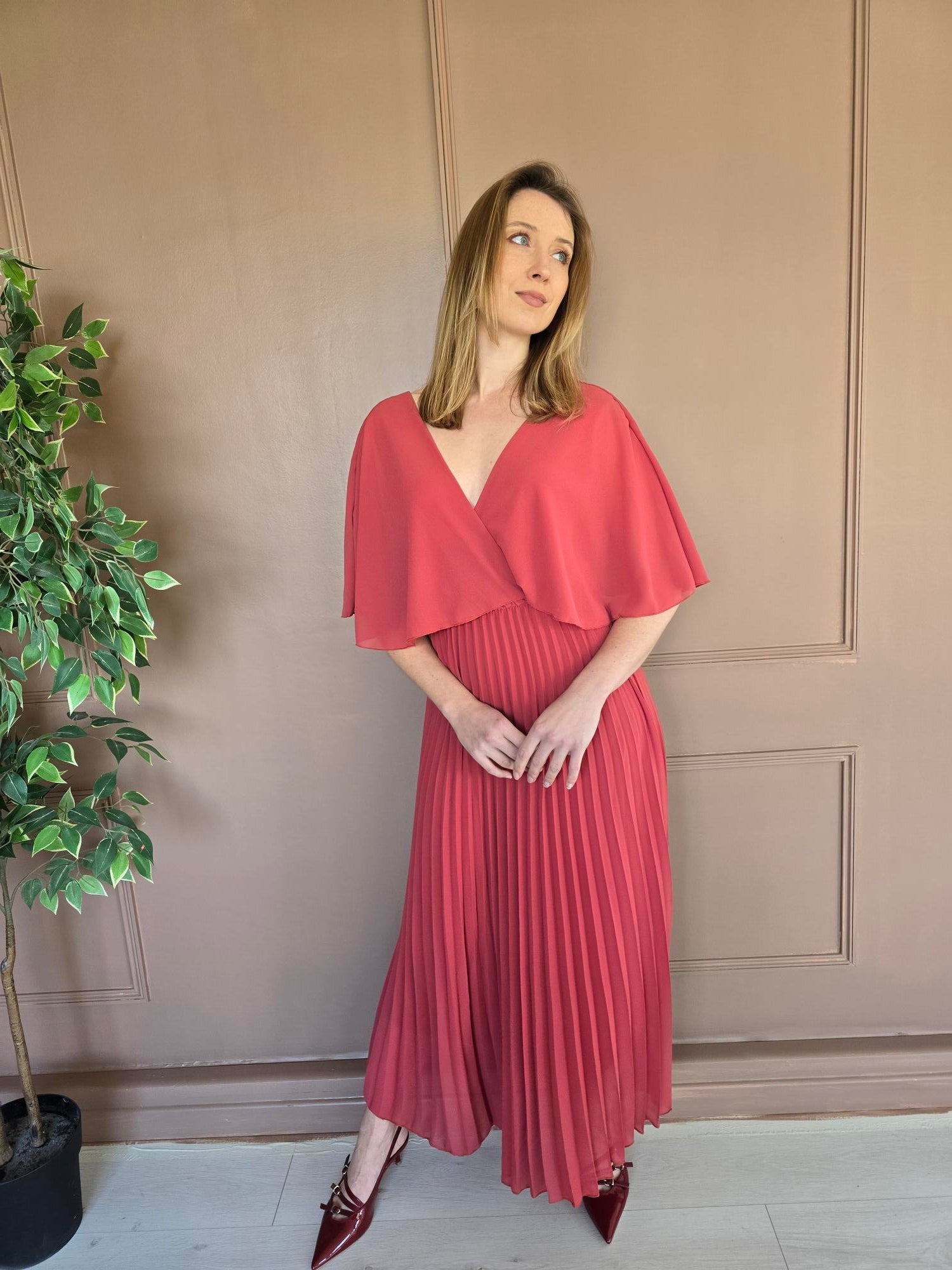 Robe longue plissée à cape détail – La Chica