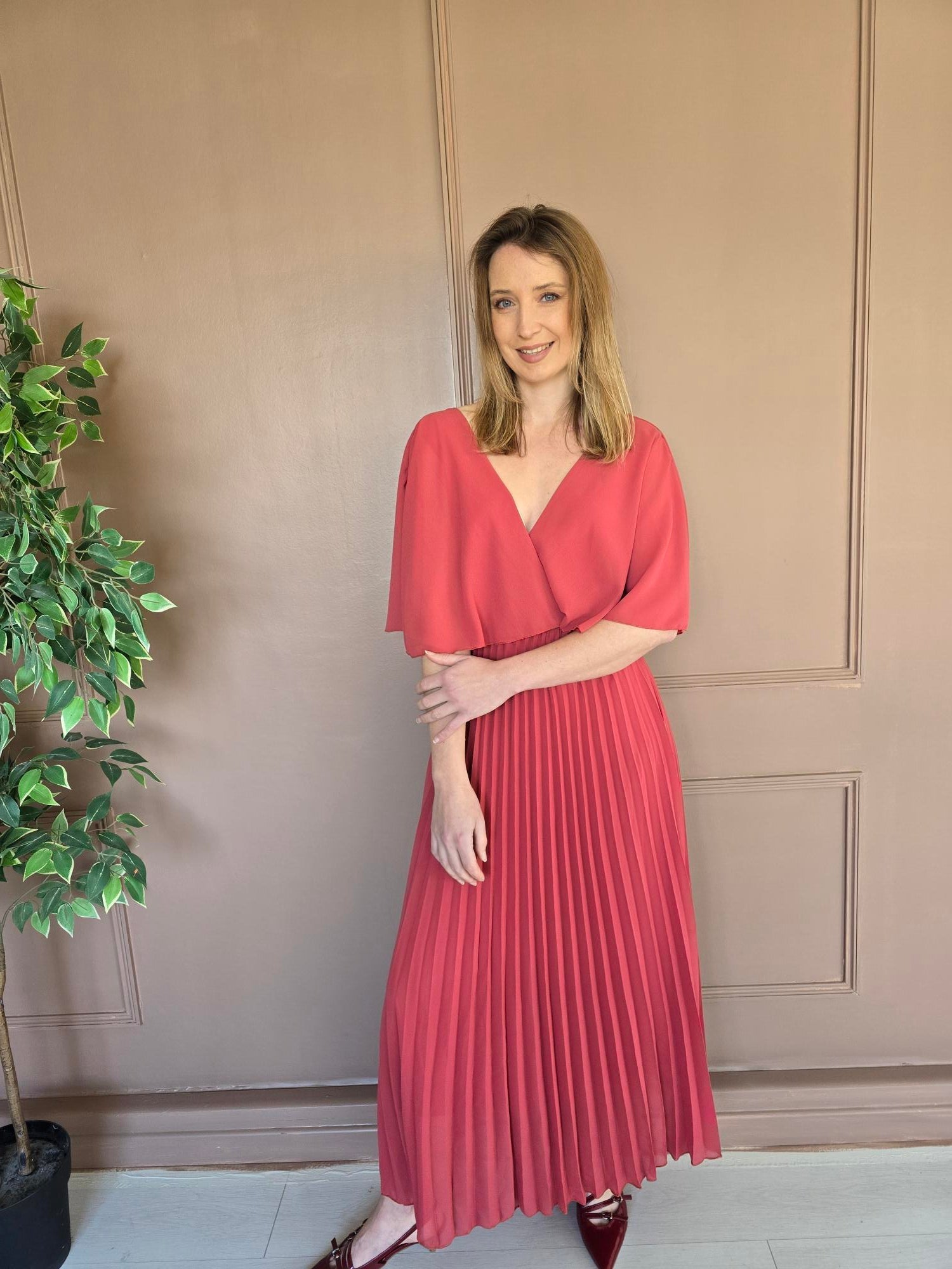 Femme portant robe longue plissée à cape – La Chica