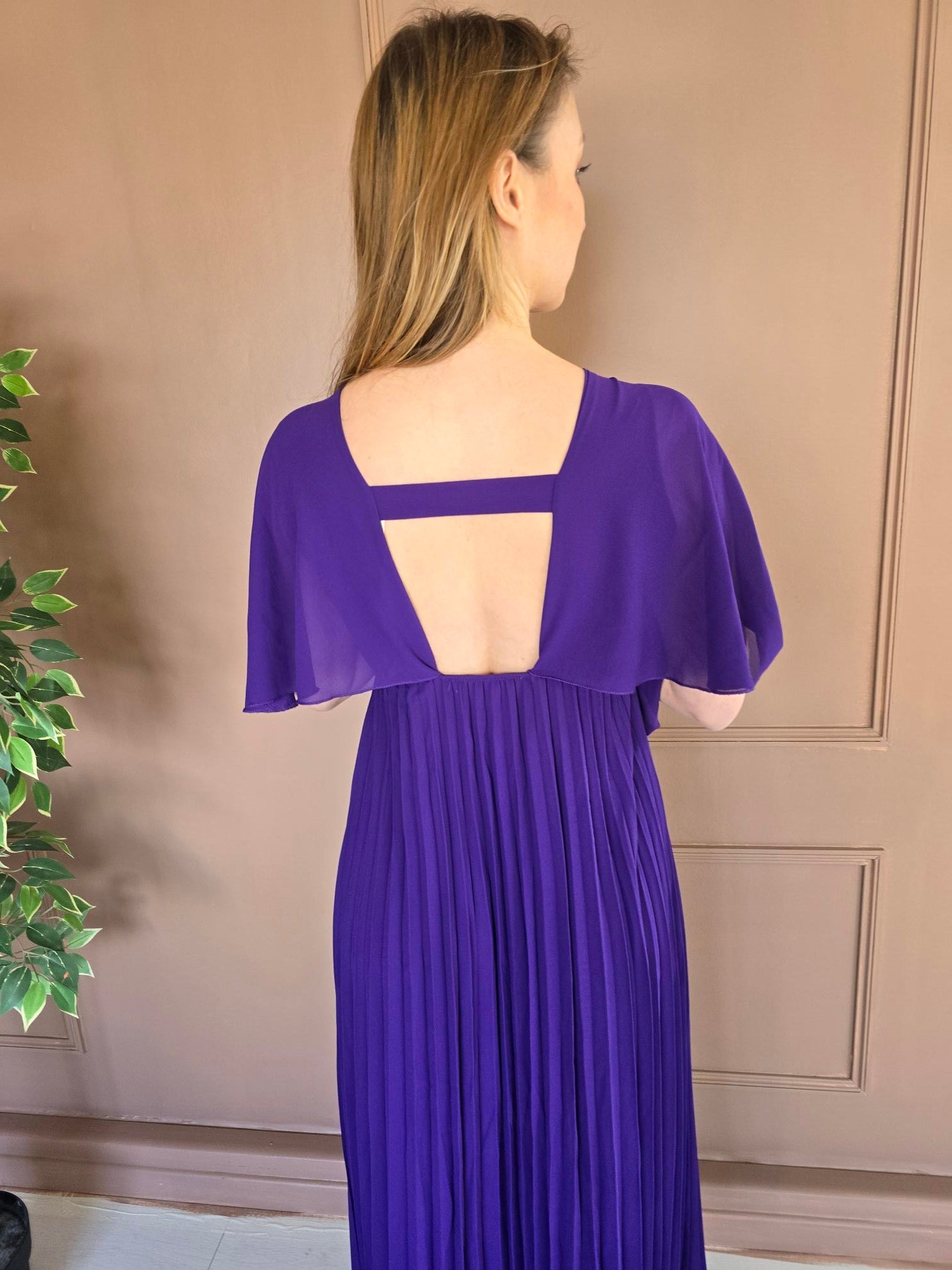 Robe longue plissée à cape détail – La Chica