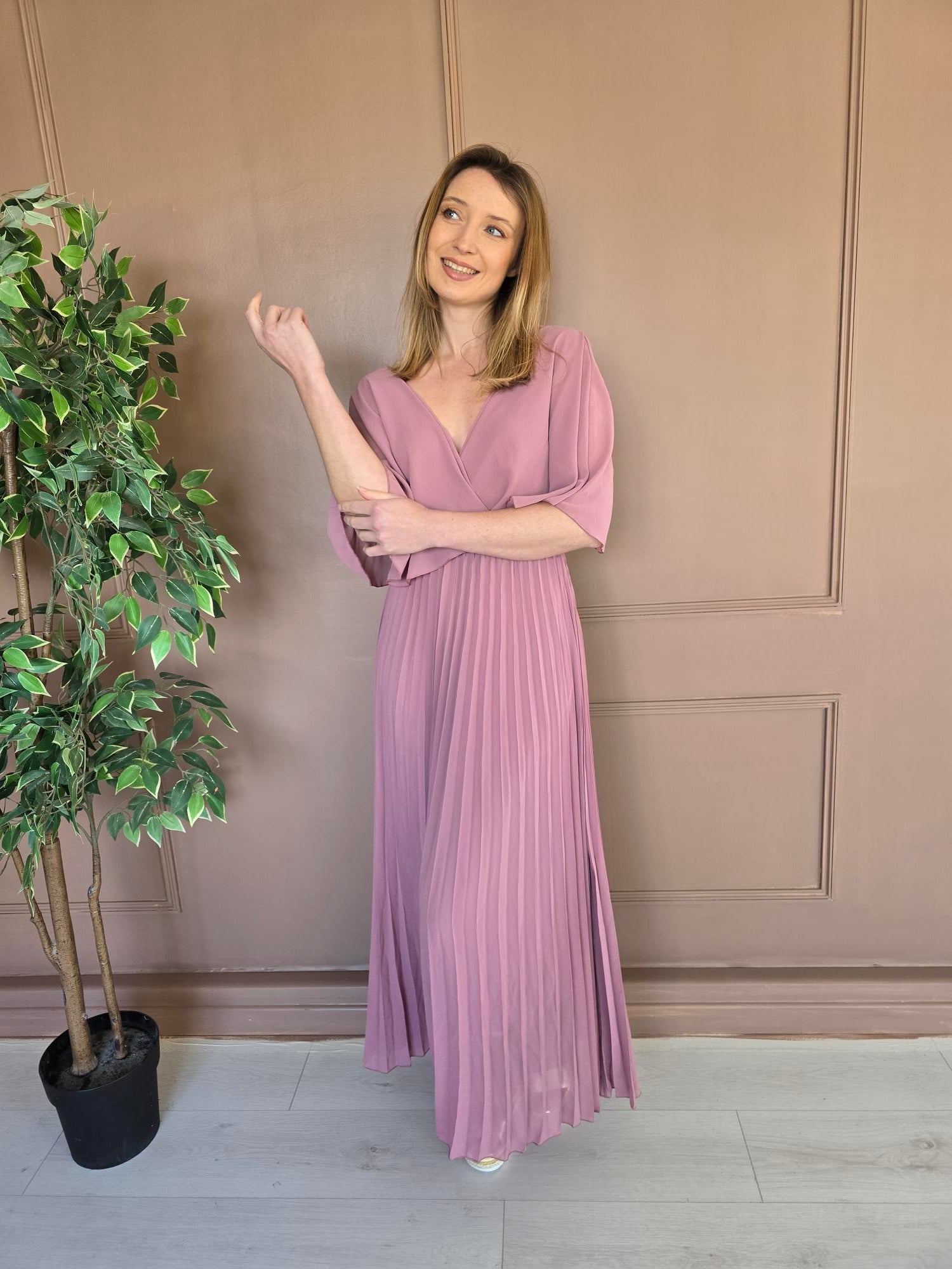 Robe longue plissée à cape vue de dos femme – La Chica