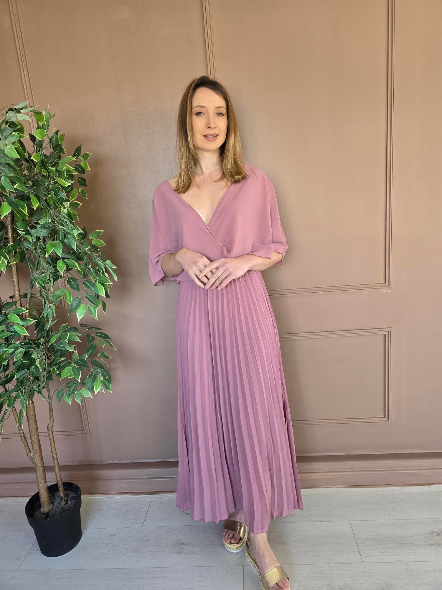 Robe longue plissée à cape détail – La Chica