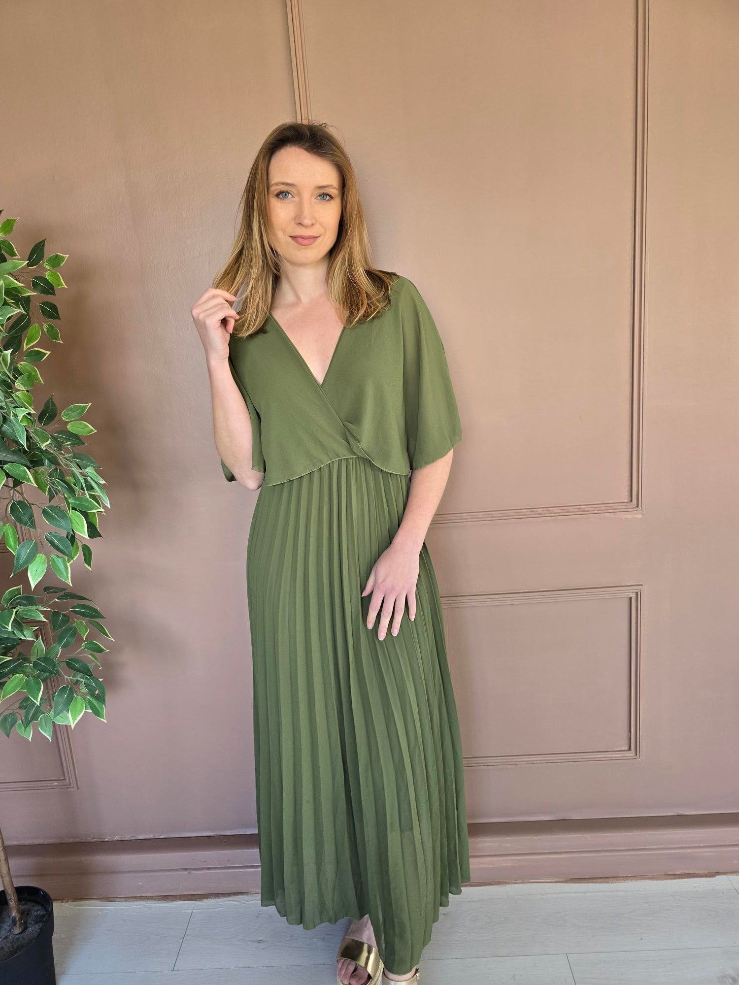 Femme portant robe longue plissée à cape – La Chica