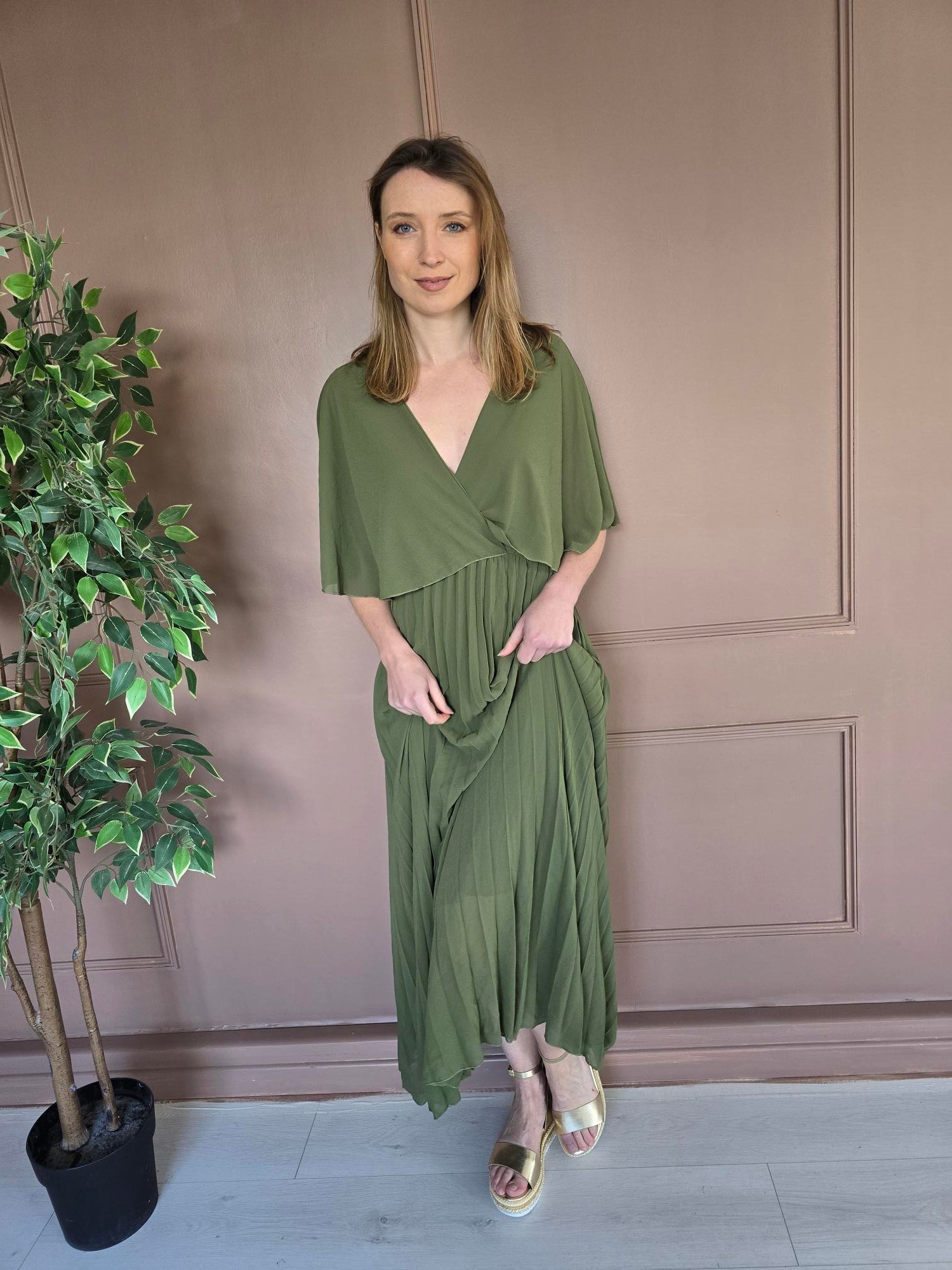 Robe longue plissée à cape détail – La Chica