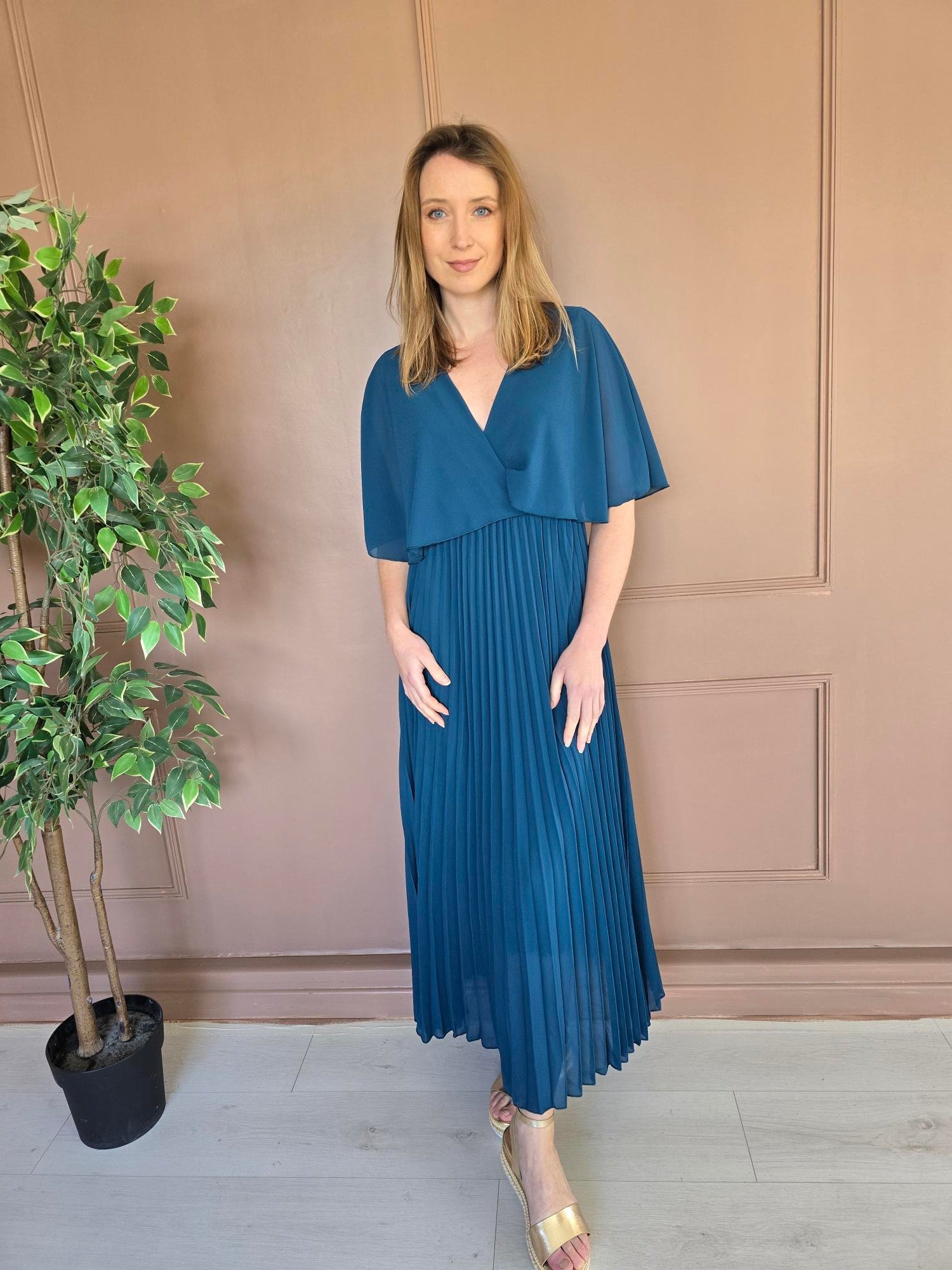 Robe longue plissée à cape vue de dos femme – La Chica