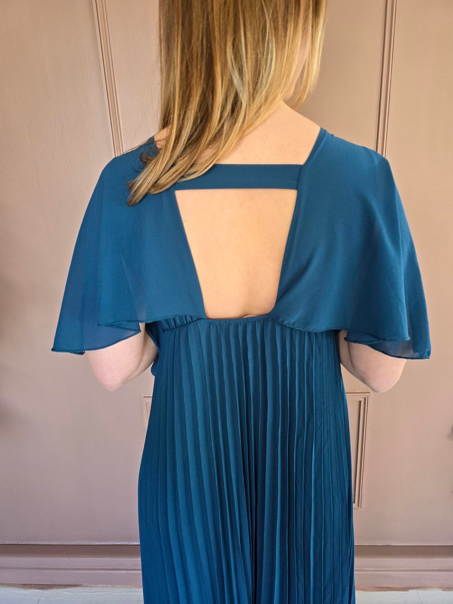 Robe longue plissée à cape détail – La Chica