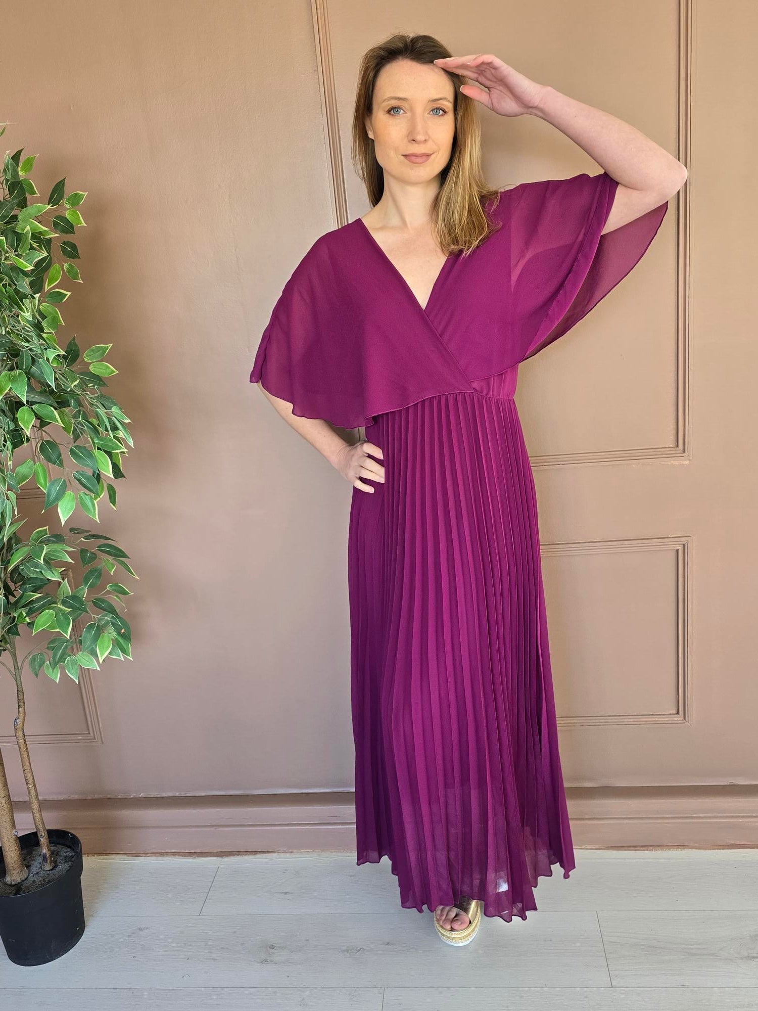 Femme portant robe longue plissée à cape – La Chica