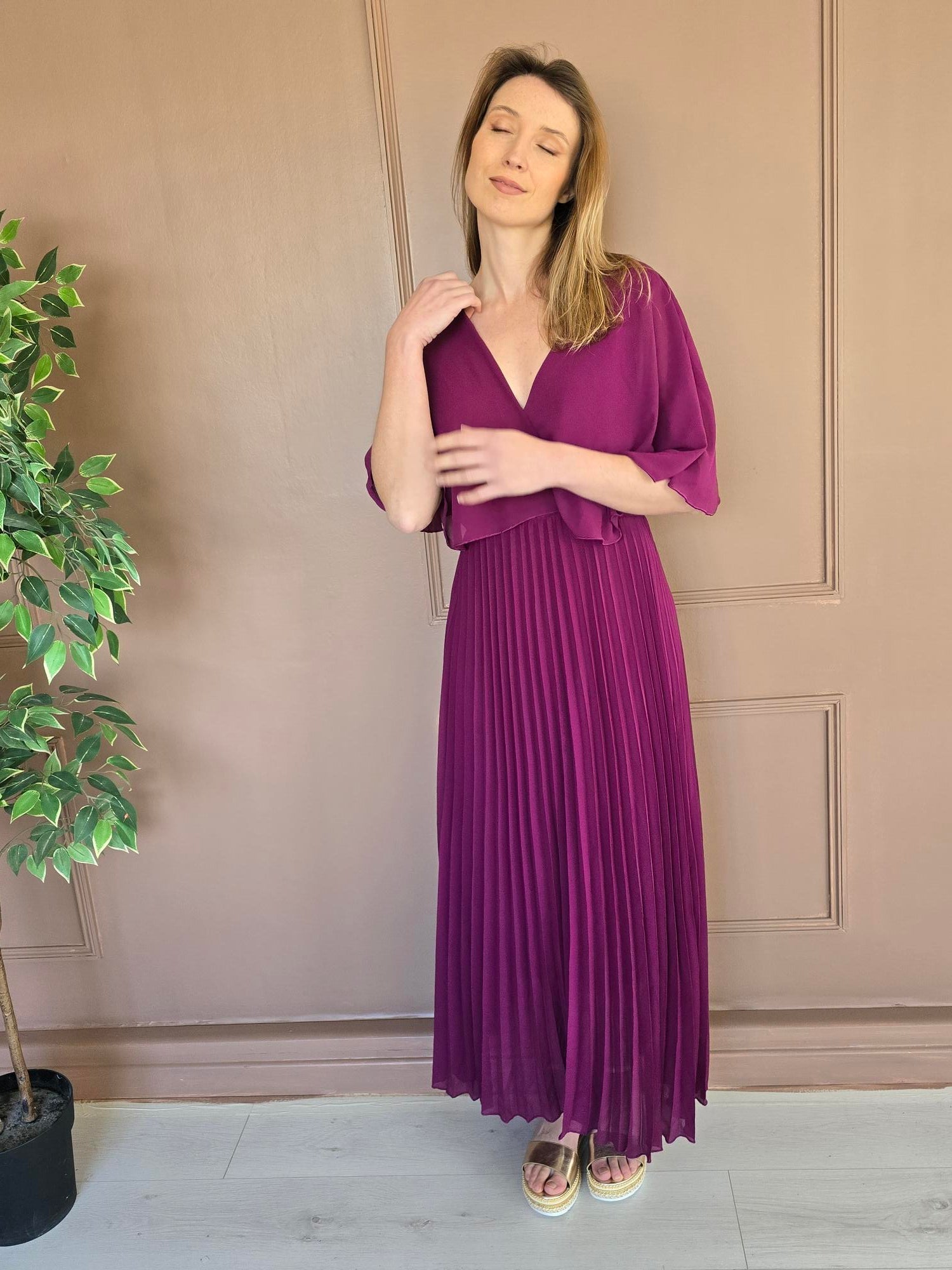 Robe longue plissée à cape vue de dos femme – La Chica
