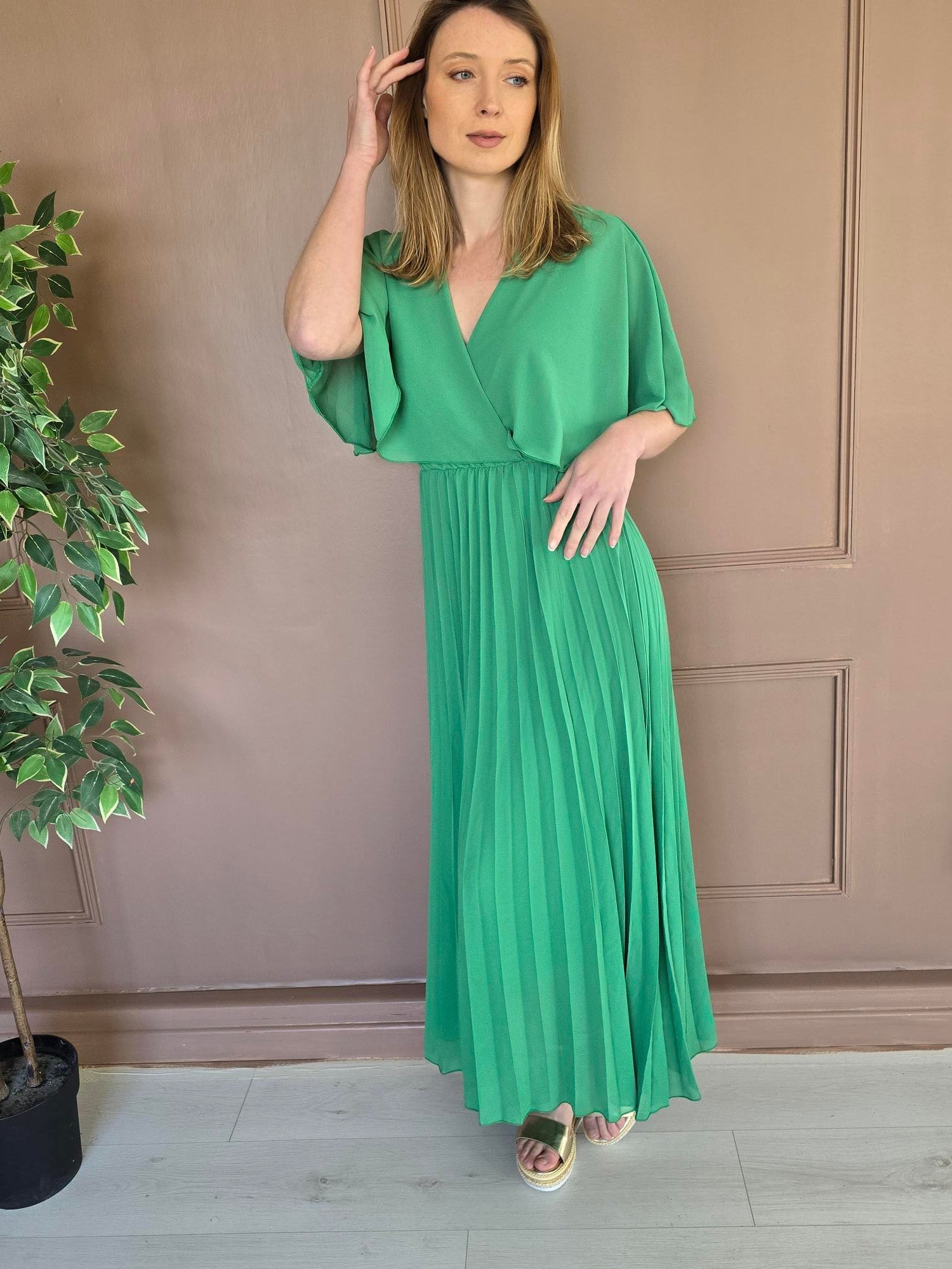 Femme portant robe longue plissée à cape – La Chica