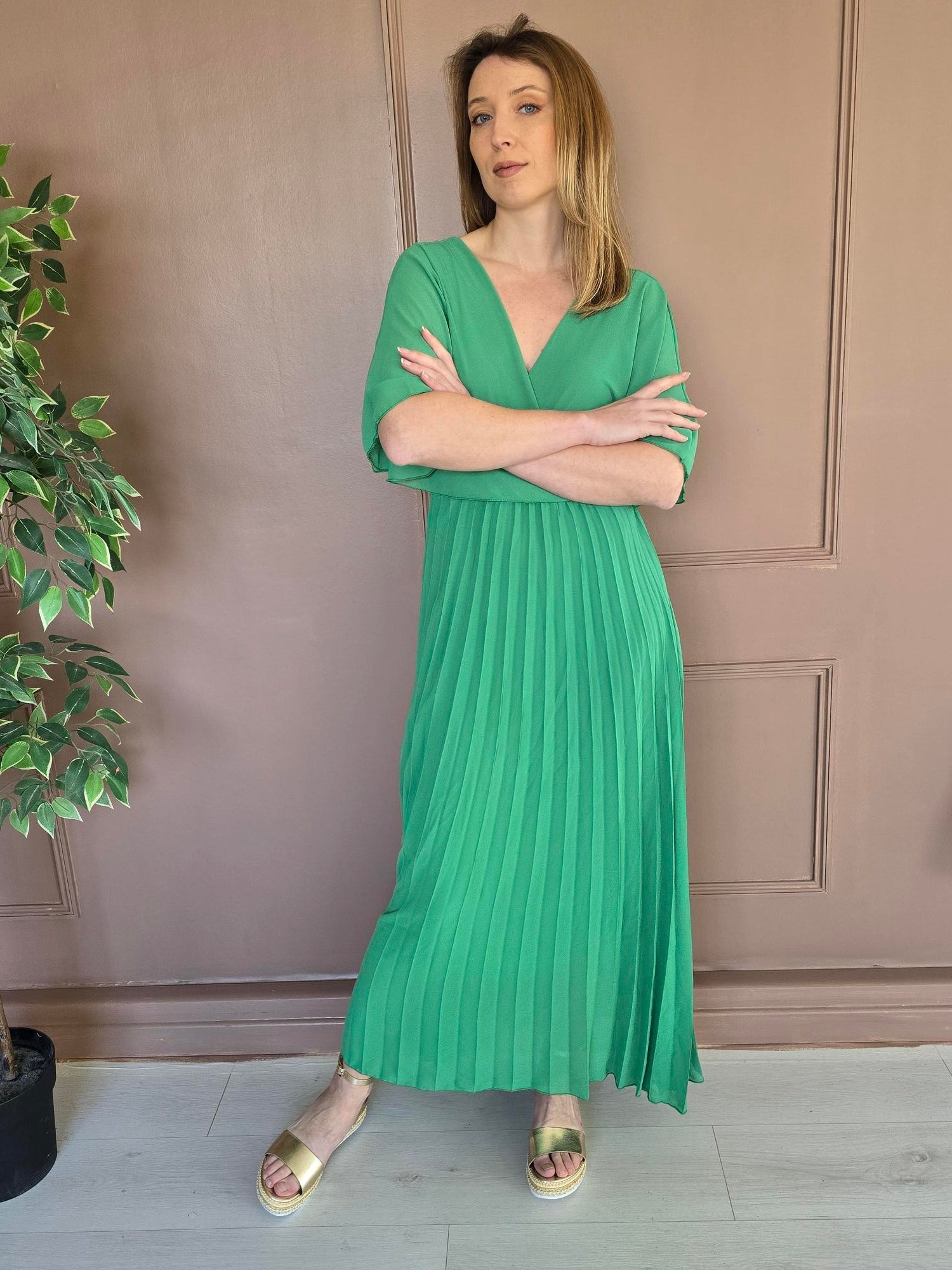 Robe longue plissée à cape vue de dos femme – La Chica