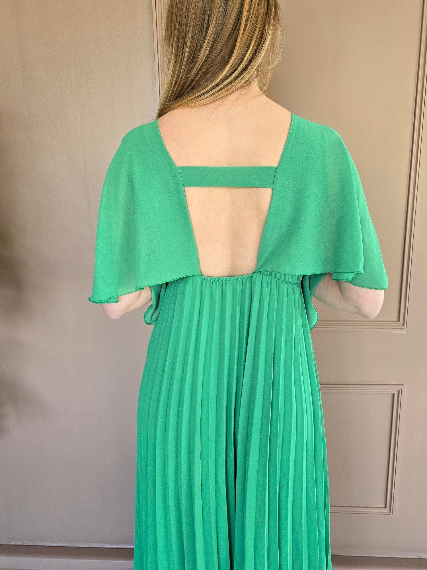 Robe longue plissée à cape détail – La Chica