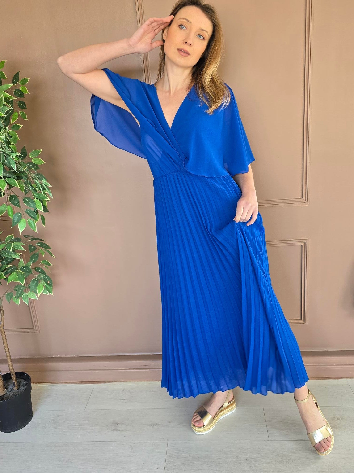 Robe longue plissée à cape détail – La Chica