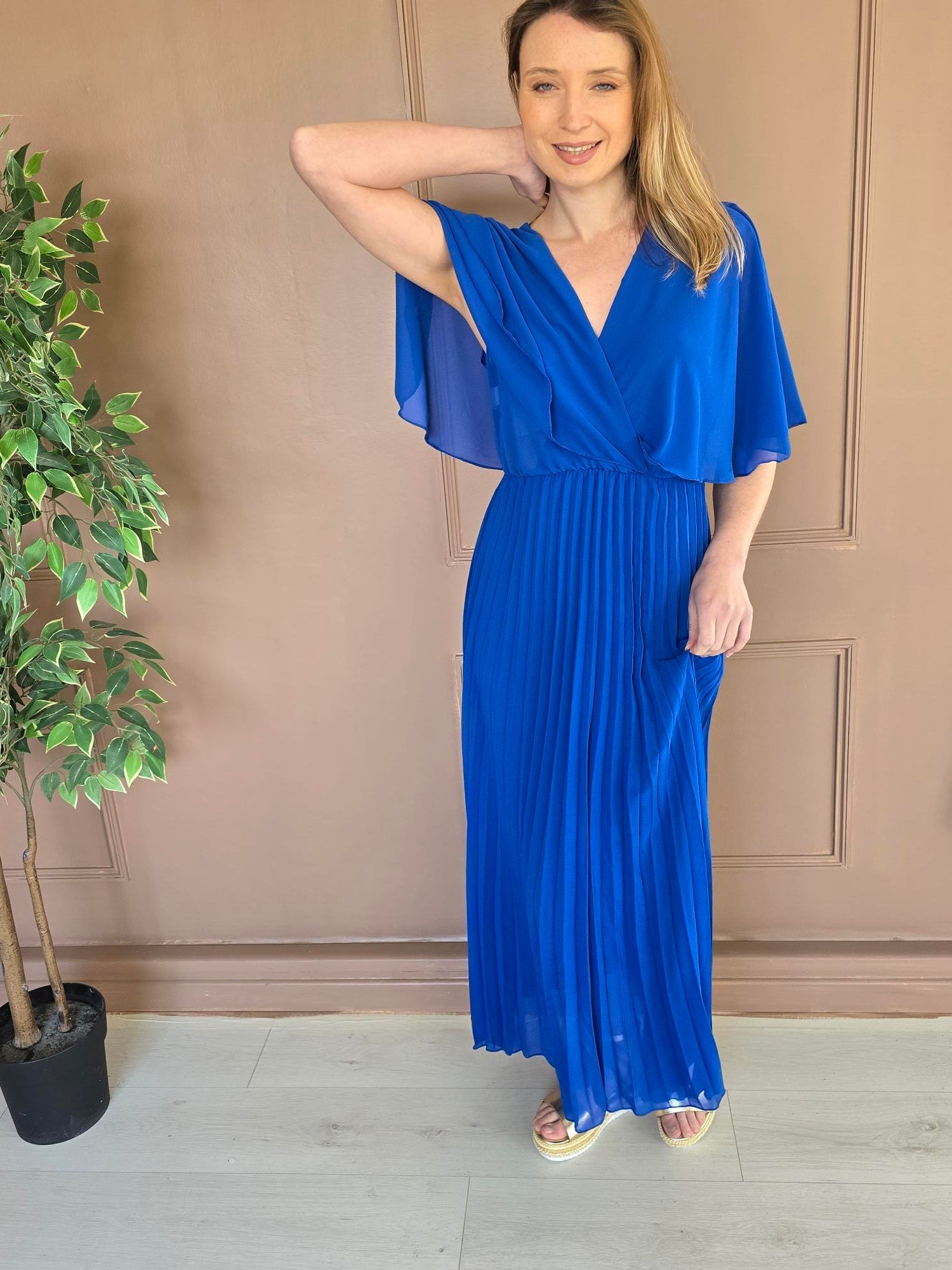 Robe longue plissée à cape vue de dos femme – La Chica