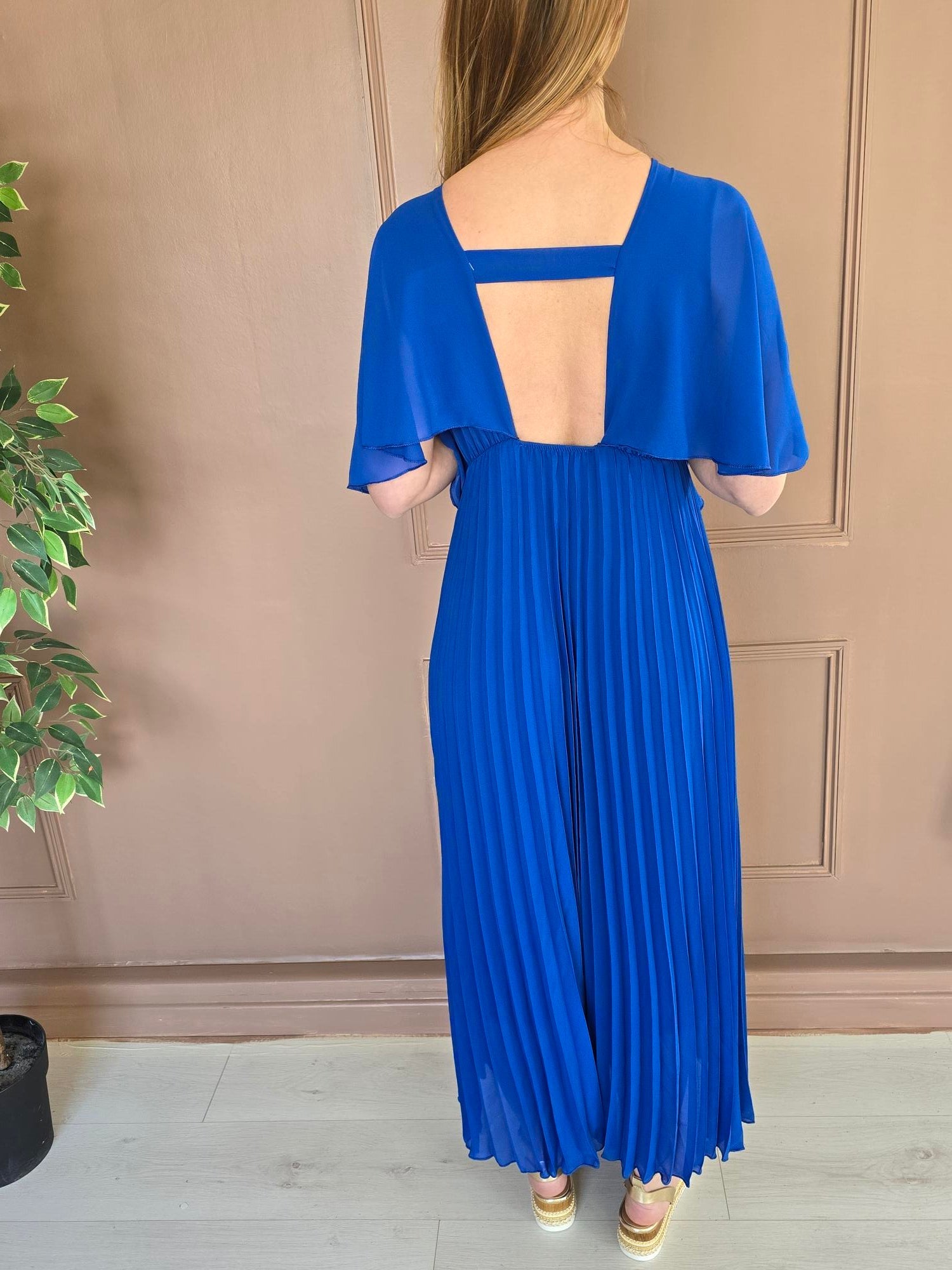 Robe longue plissée à cape détail – La Chica