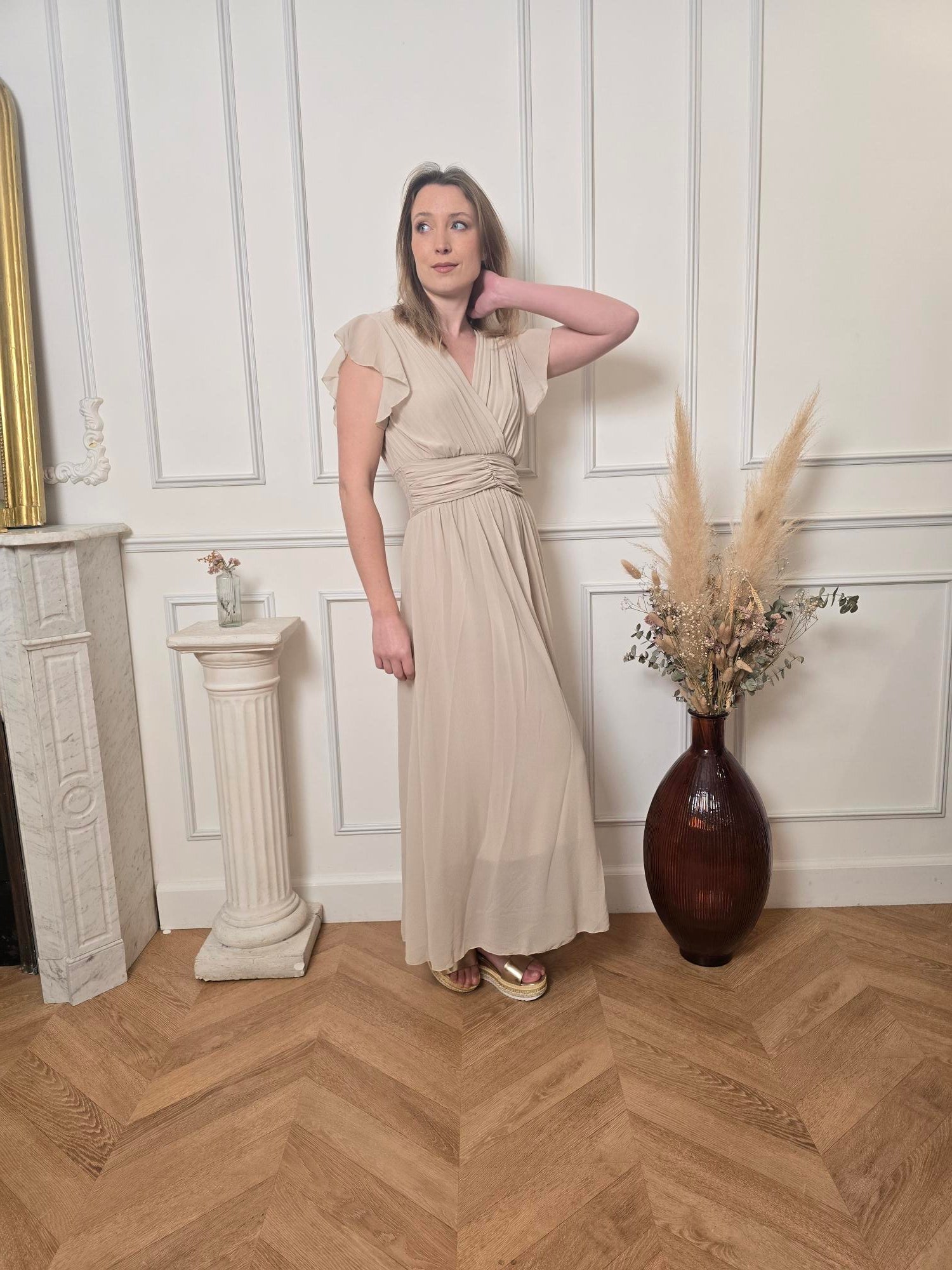 Robe Longue Beige Sable — Col V Croisé, Ceinture Froncée & Jupe Fluide La Chica