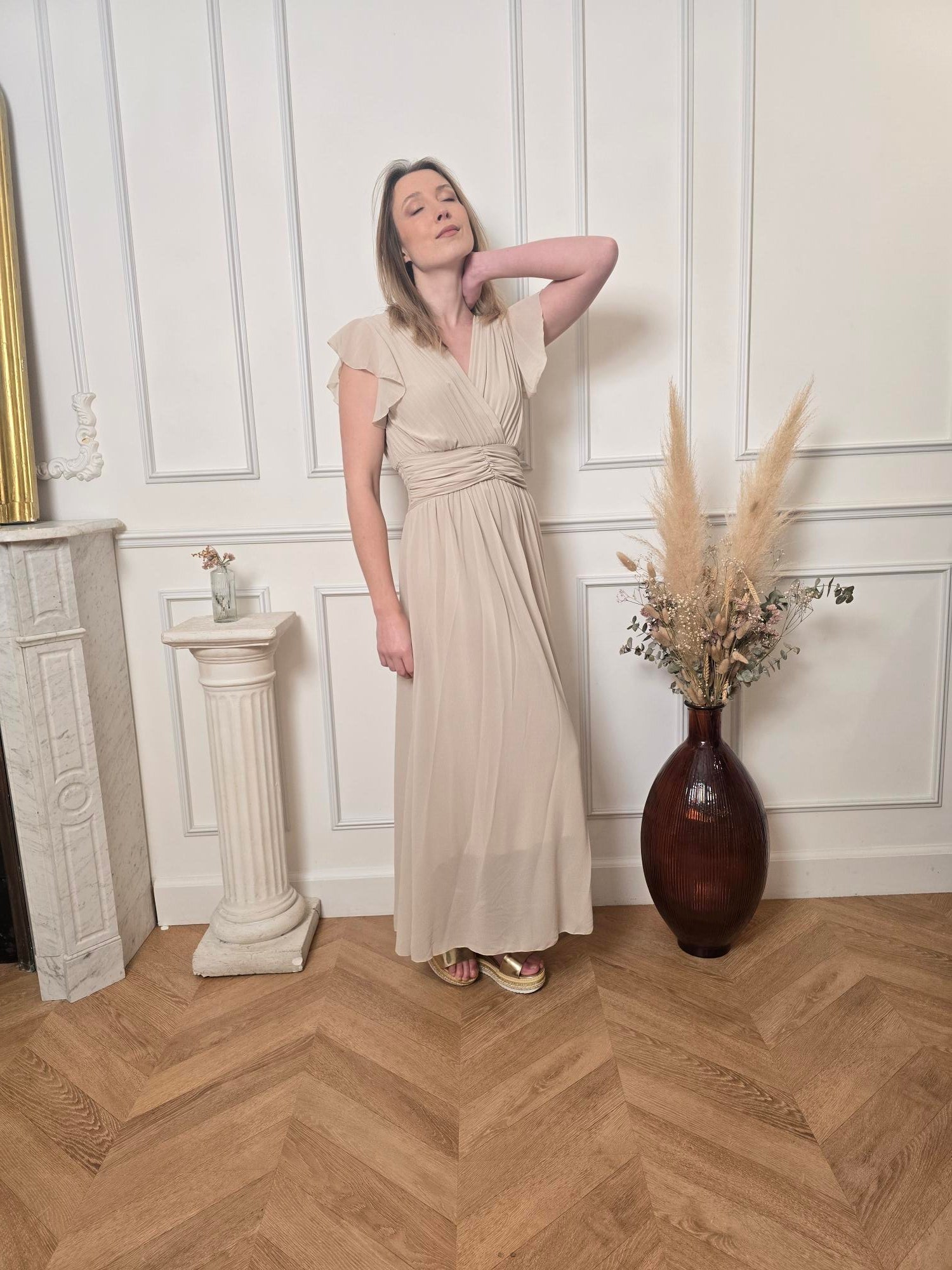 Robe Longue Beige Sable — Col V Croisé, Ceinture Froncée & Jupe Fluide La Chica