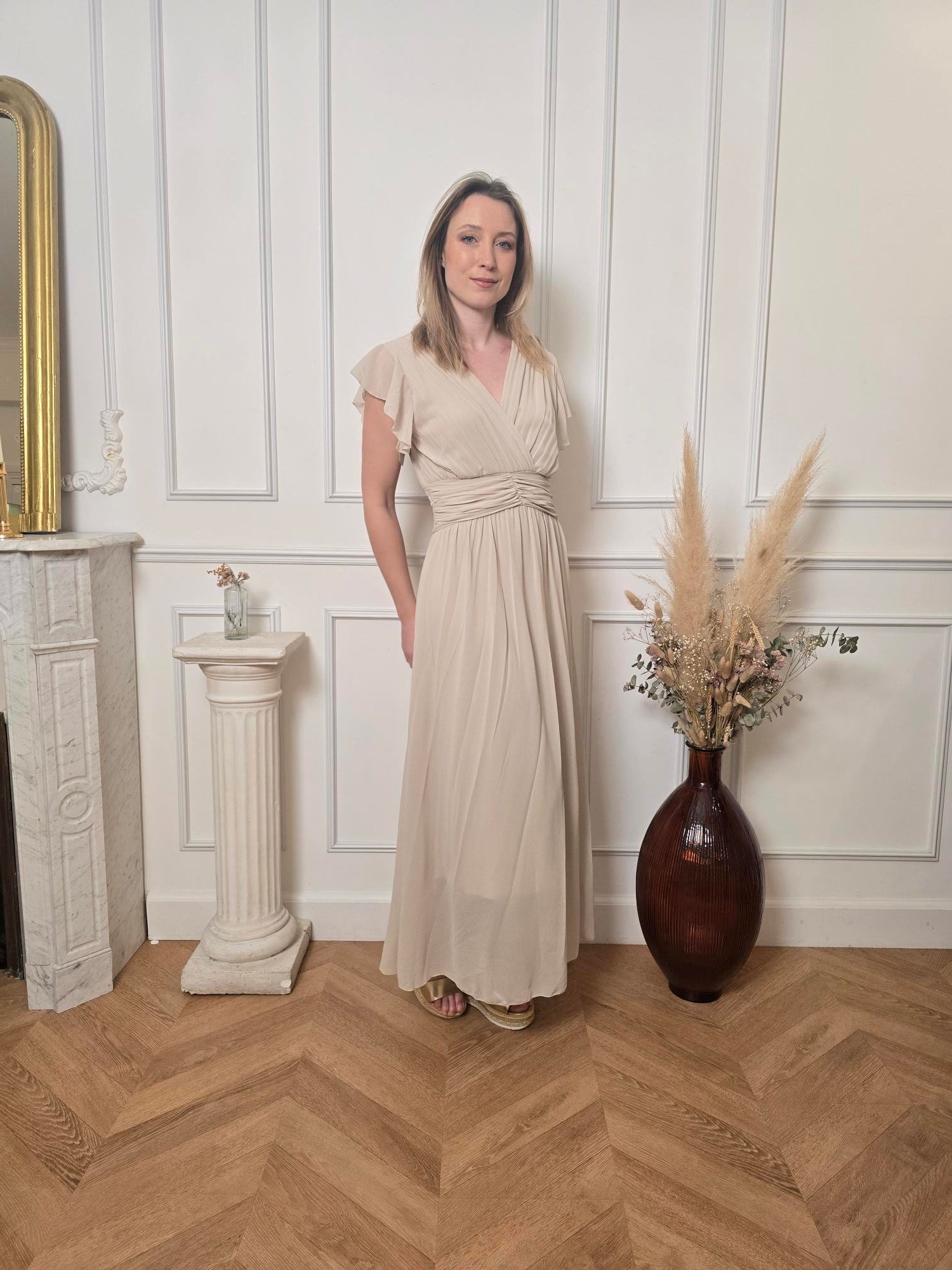 Robe Longue Beige Sable — Col V Croisé, Ceinture Froncée & Jupe Fluide La Chica