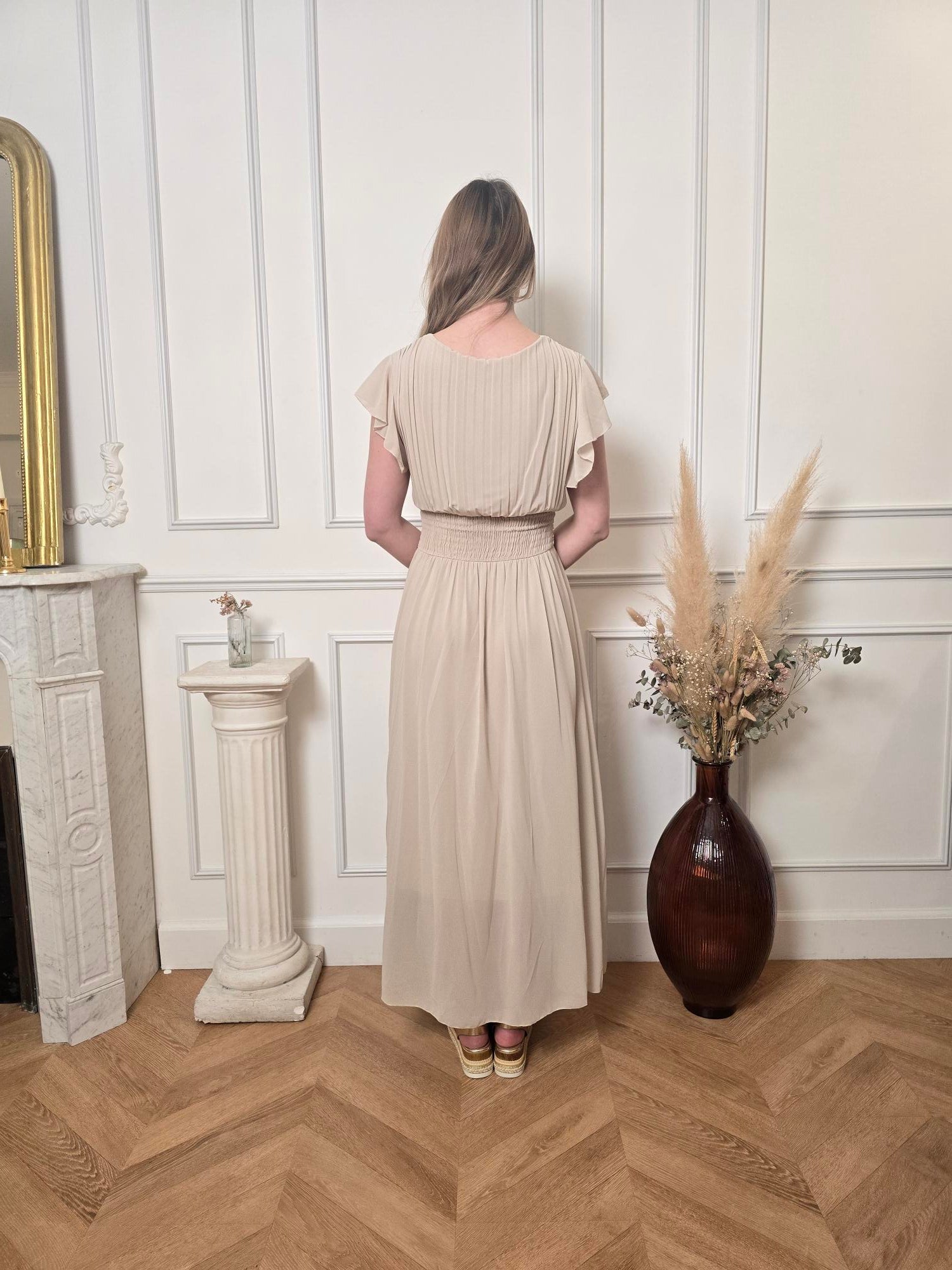Robe Longue Beige Sable — Col V Croisé, Ceinture Froncée & Jupe Fluide La Chica