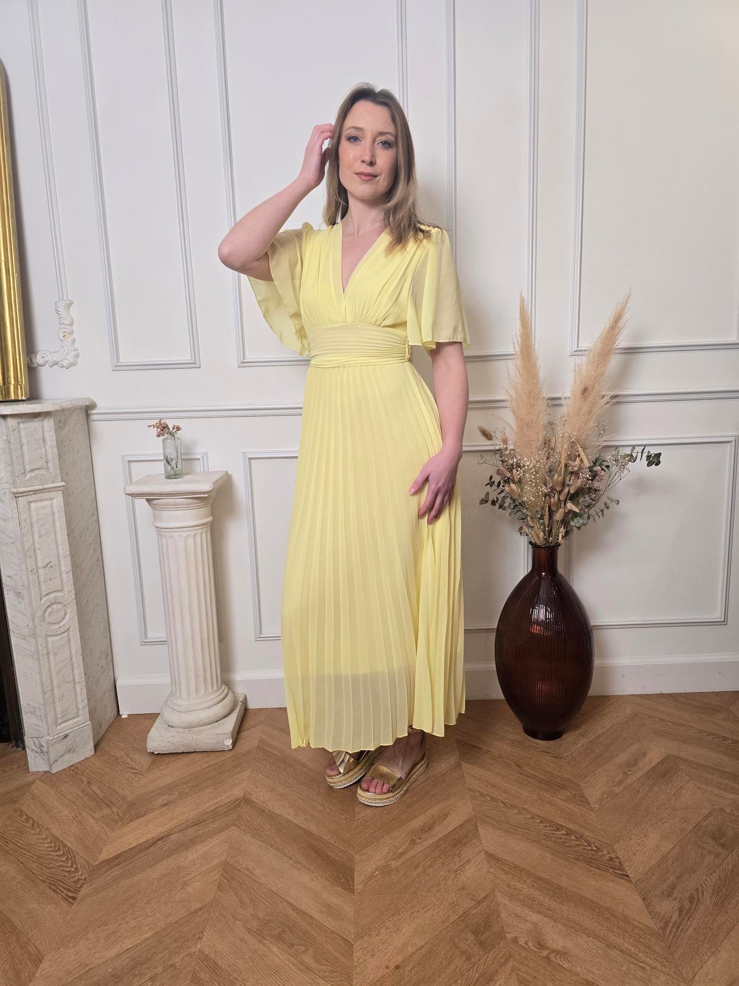 Robe Longue Jaune Pastel — Col V Croisé, Ceinture Froncée & Jupe Plissée La Chica