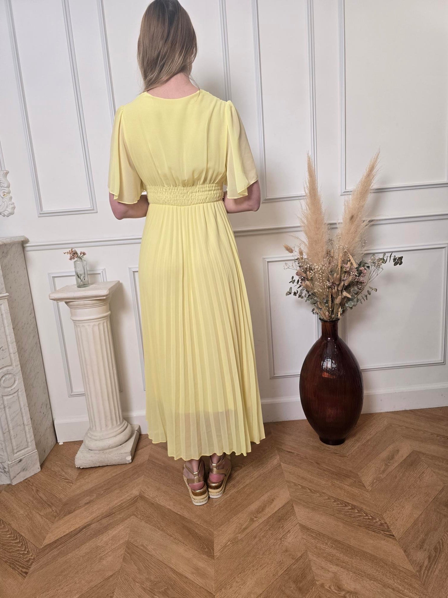 Robe Longue Jaune Pastel — Col V Croisé, Ceinture Froncée & Jupe Plissée La Chica