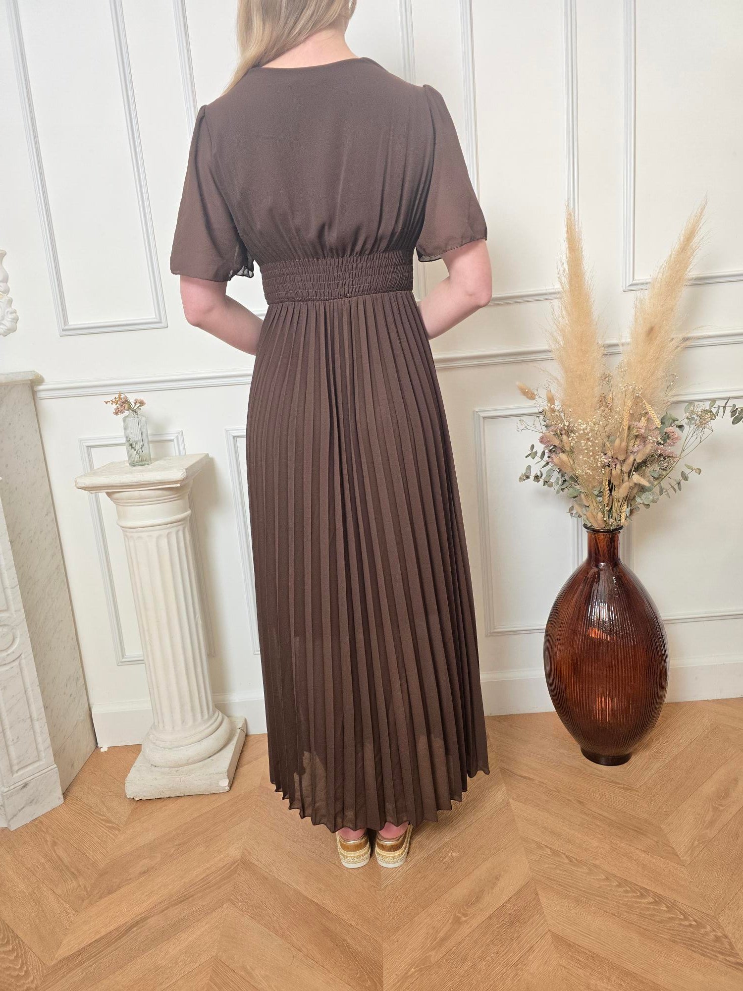Robe Longue Chocolat — Col V Croisé, Ceinture Froncée & Jupe Plissée La Chica