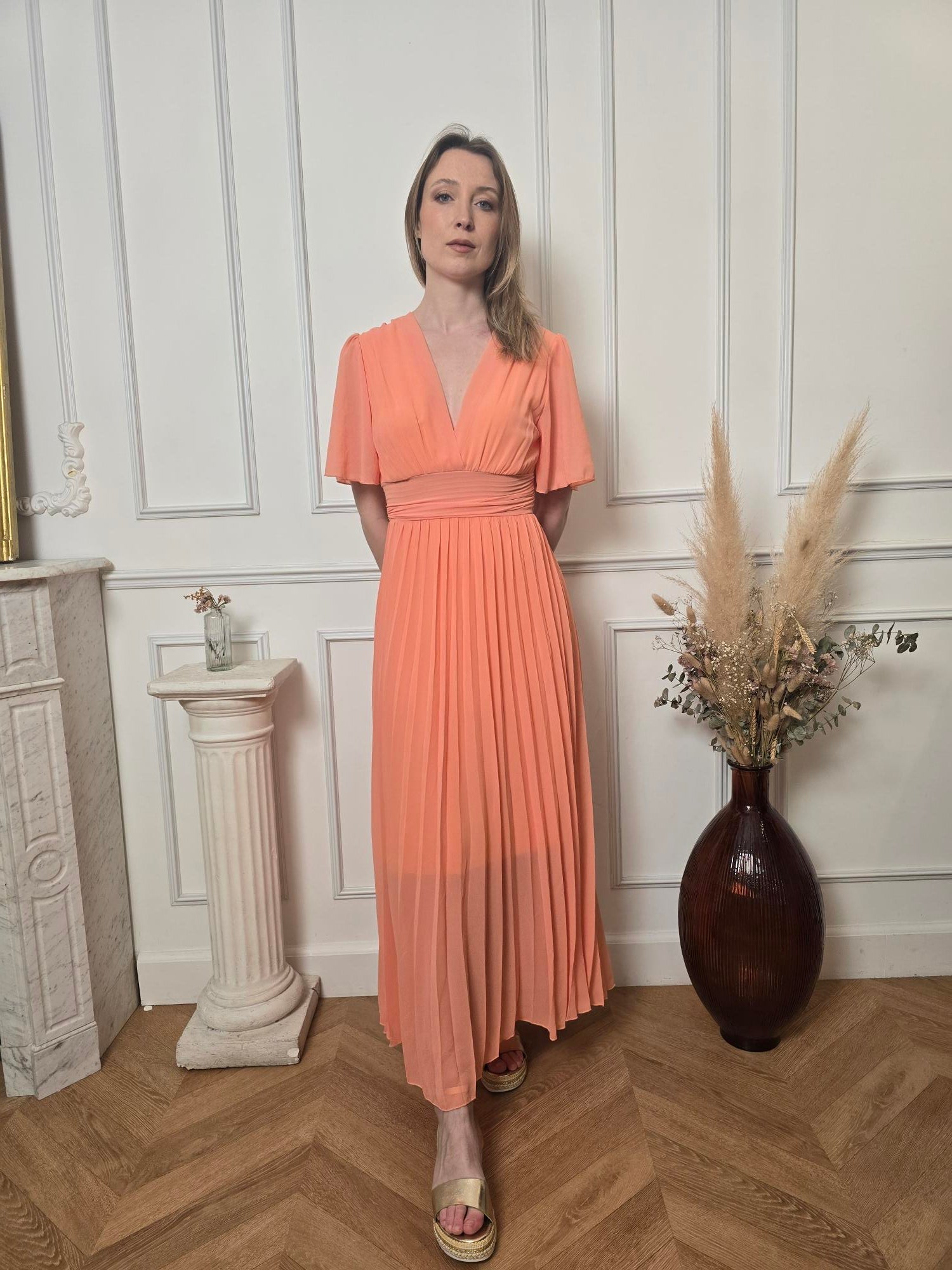 Robe Longue Pêche — Col V Croisé, Ceinture Froncée & Jupe Plissée La Chica