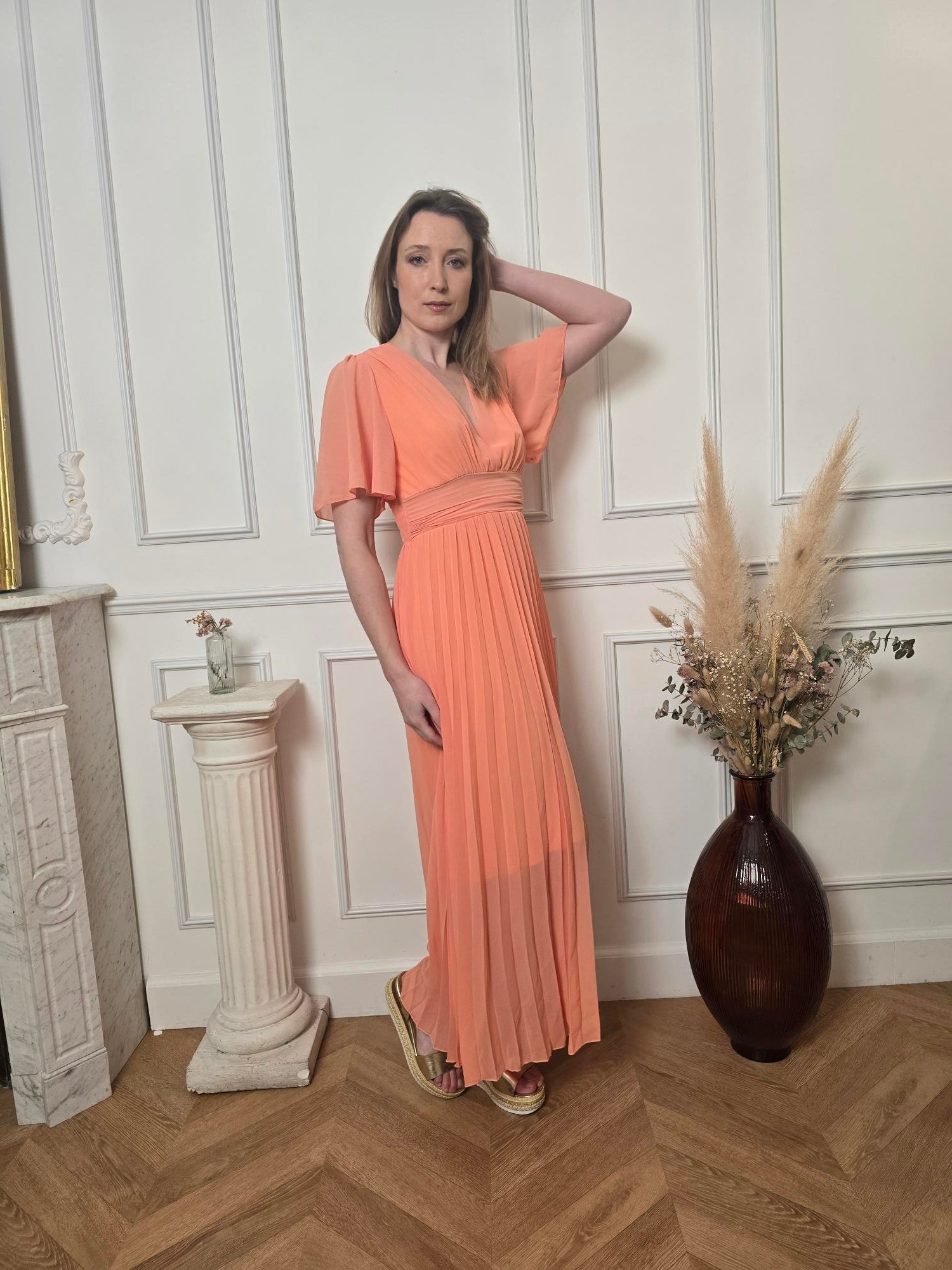 Robe Longue Pêche — Col V Croisé, Ceinture Froncée & Jupe Plissée La Chica