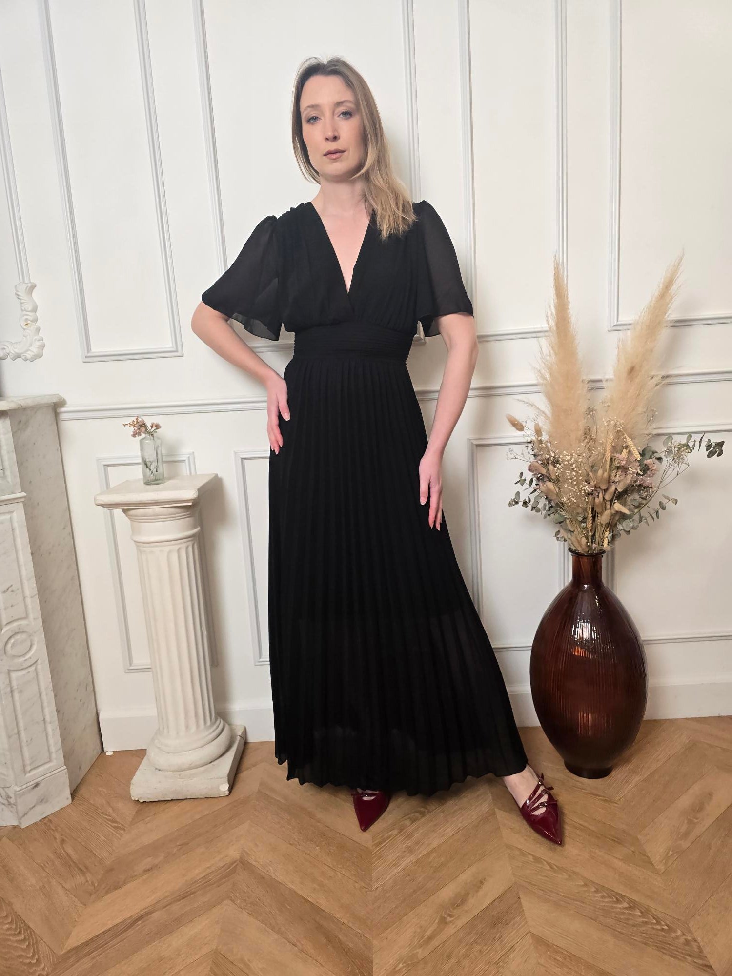 Robe Longue Noire — Col V Croisé, Ceinture Froncée & Jupe Plissée La Chica