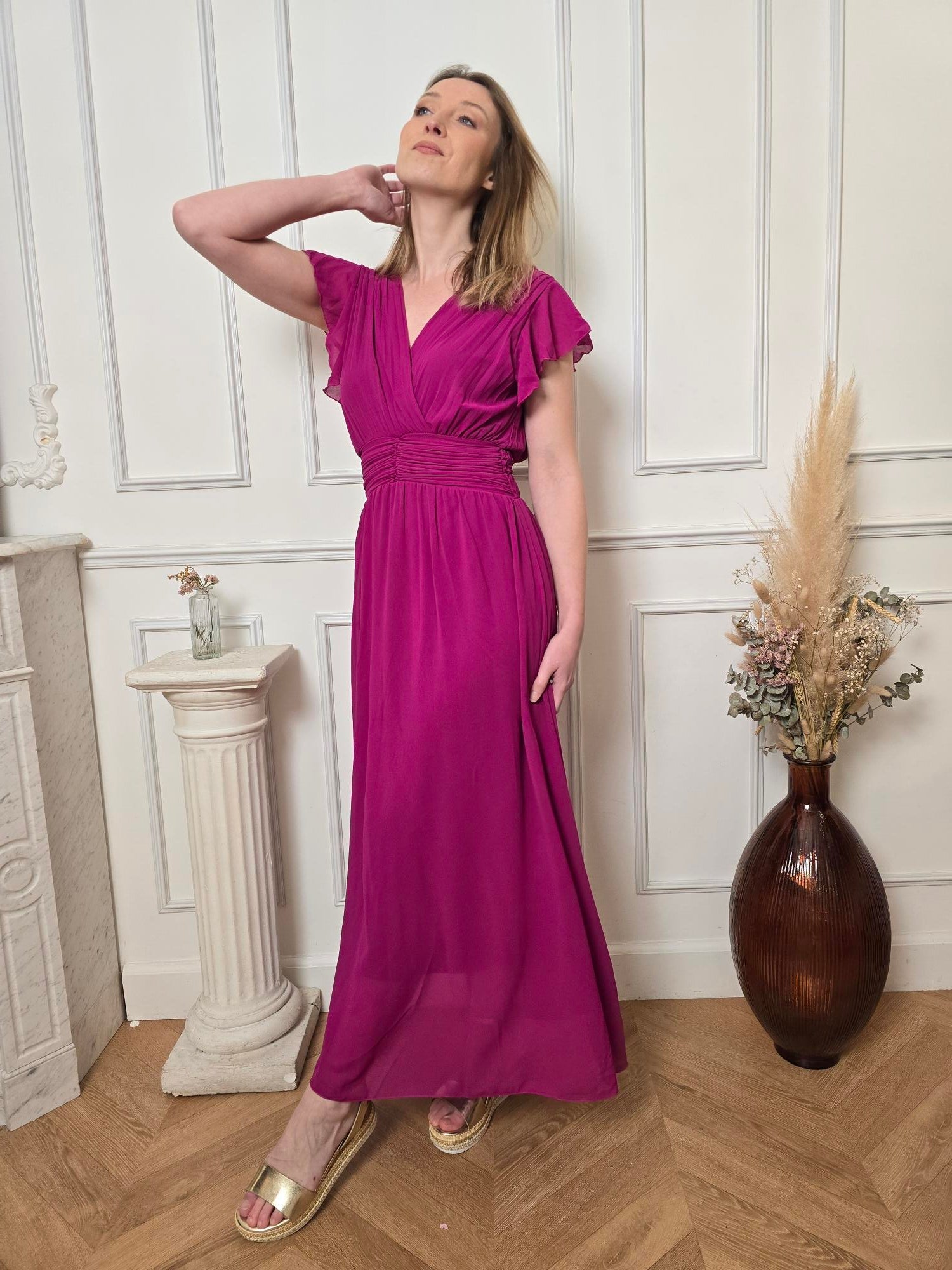 Femme portant robe longue fuchsia – La Chica