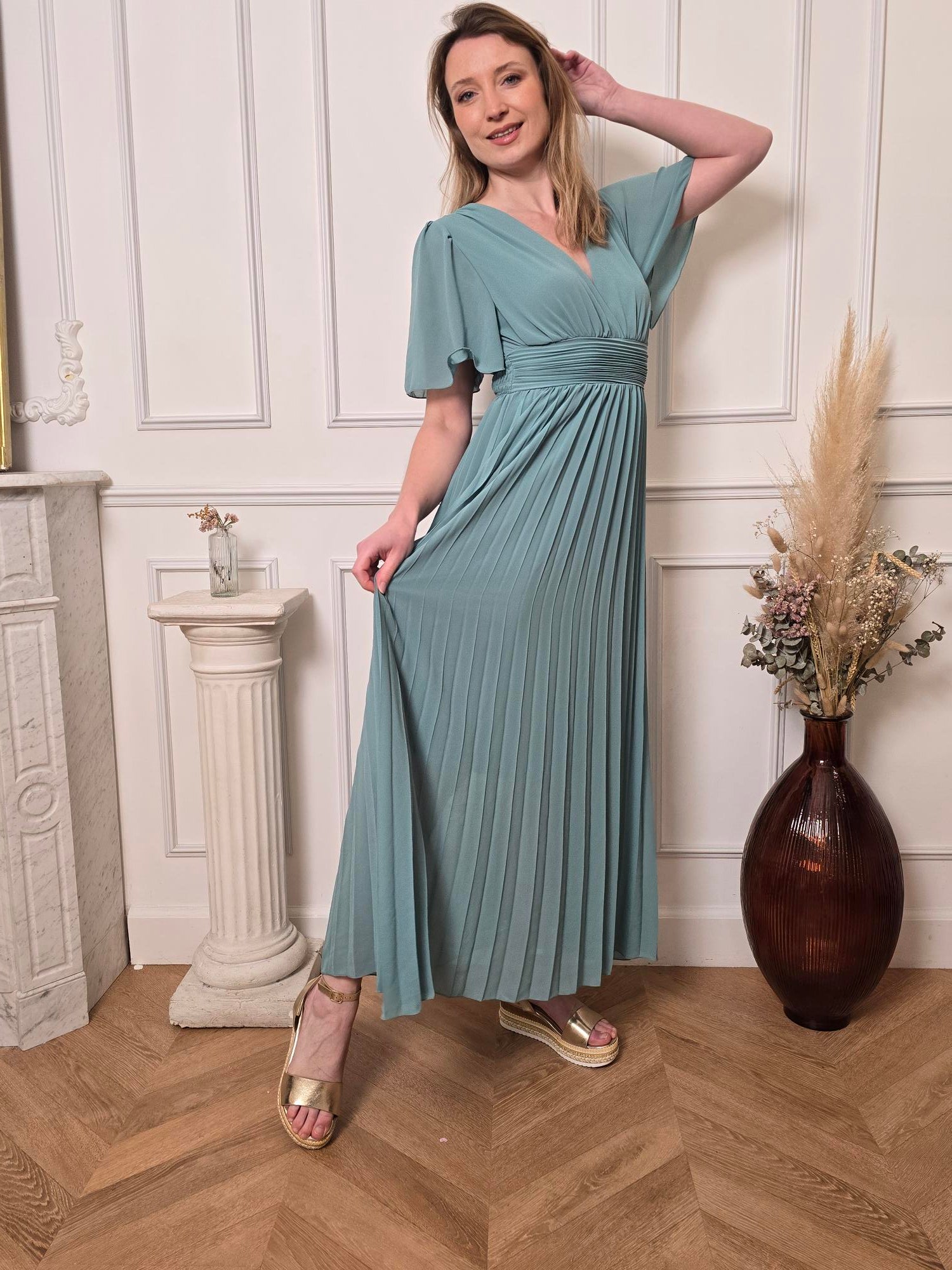 Femme portant robe longue vert d'eau – La Chica