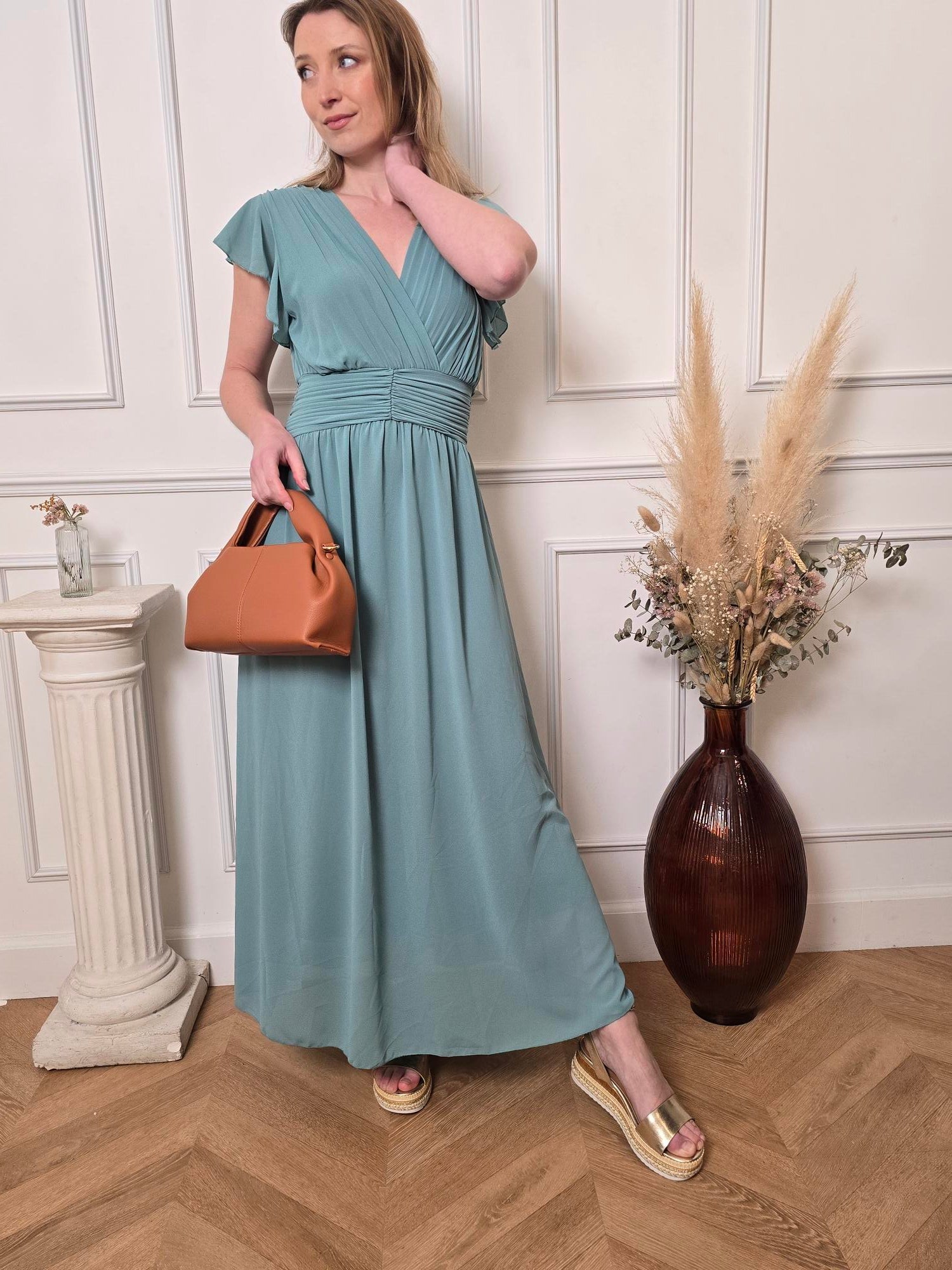 Femme portant robe longue bleu céladon – La Chica
