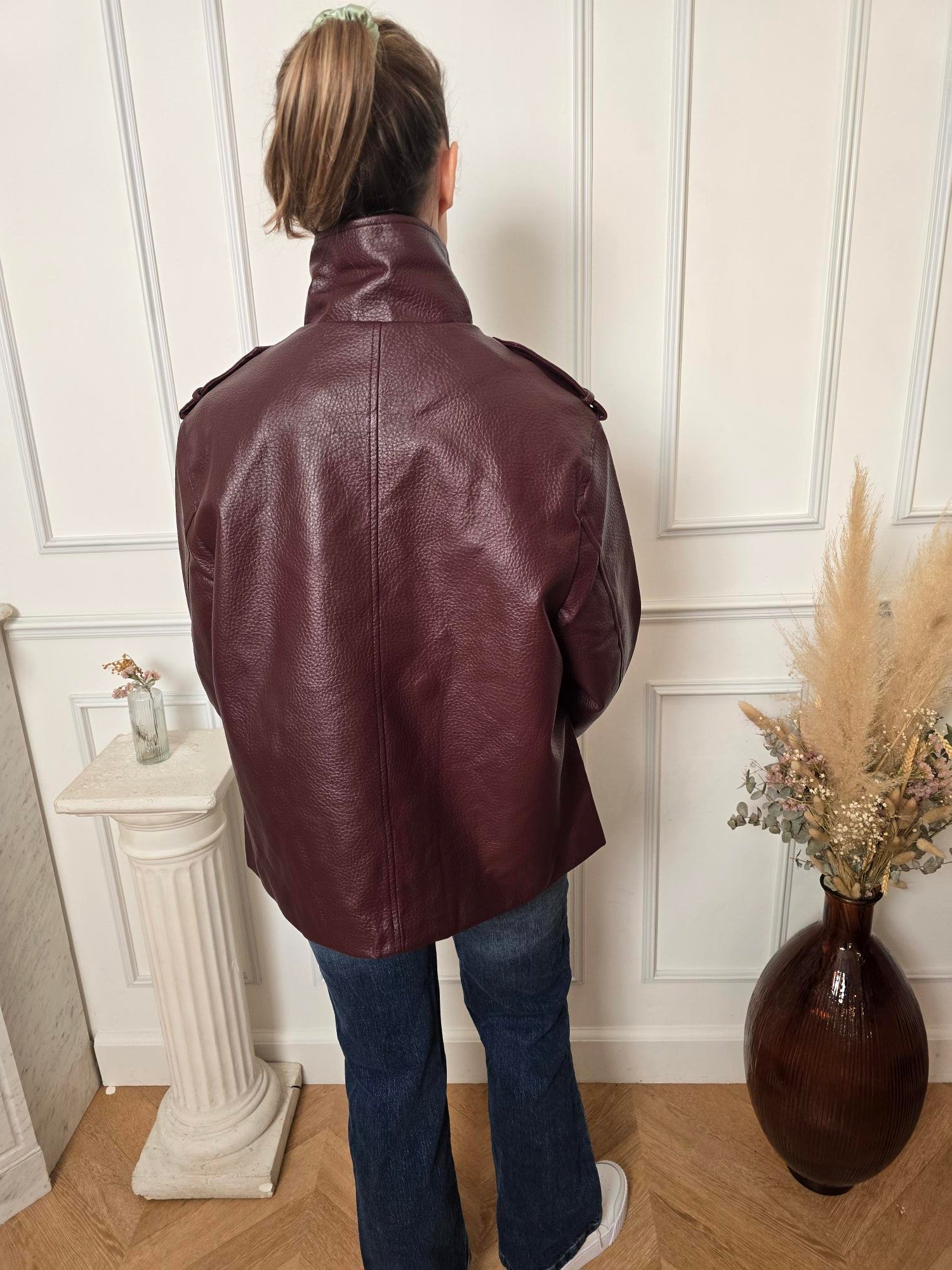 Veste bordeaux vue de dos femme – La Chica