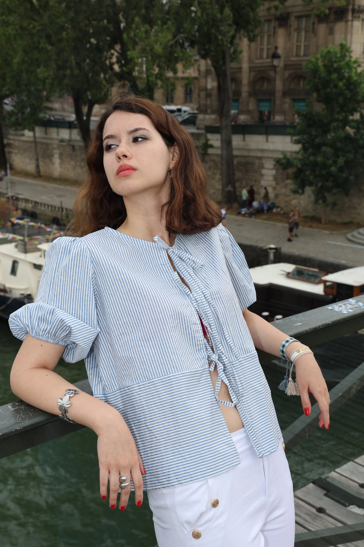 Femme portant blouse – La Chica