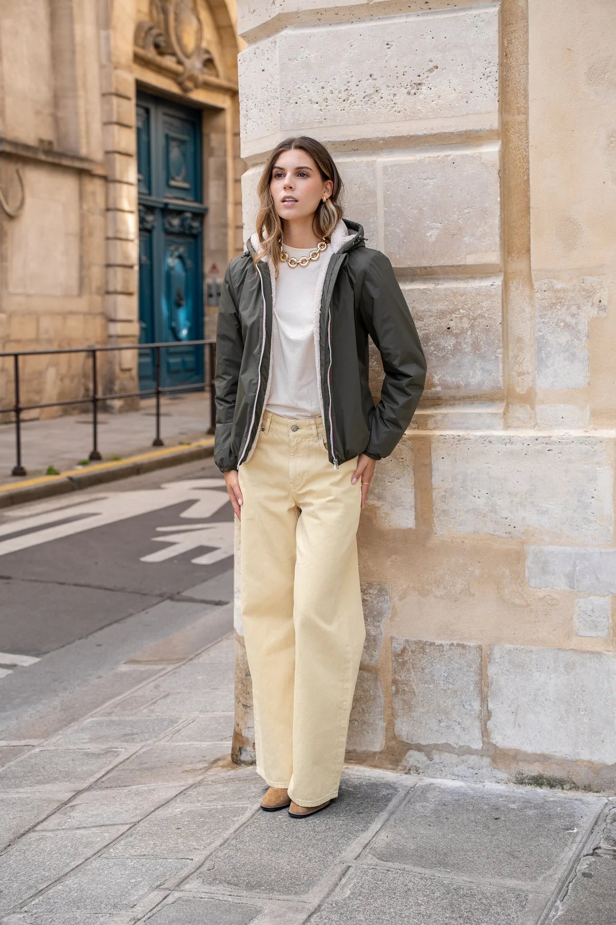 Femme portant imperméable kaki – La Chica
