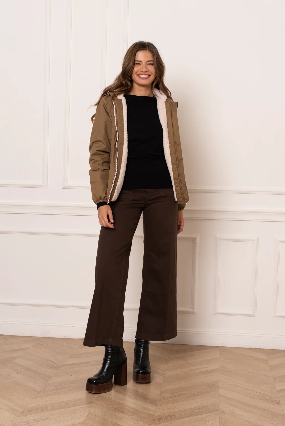 Femme portant imperméable camel – La Chica