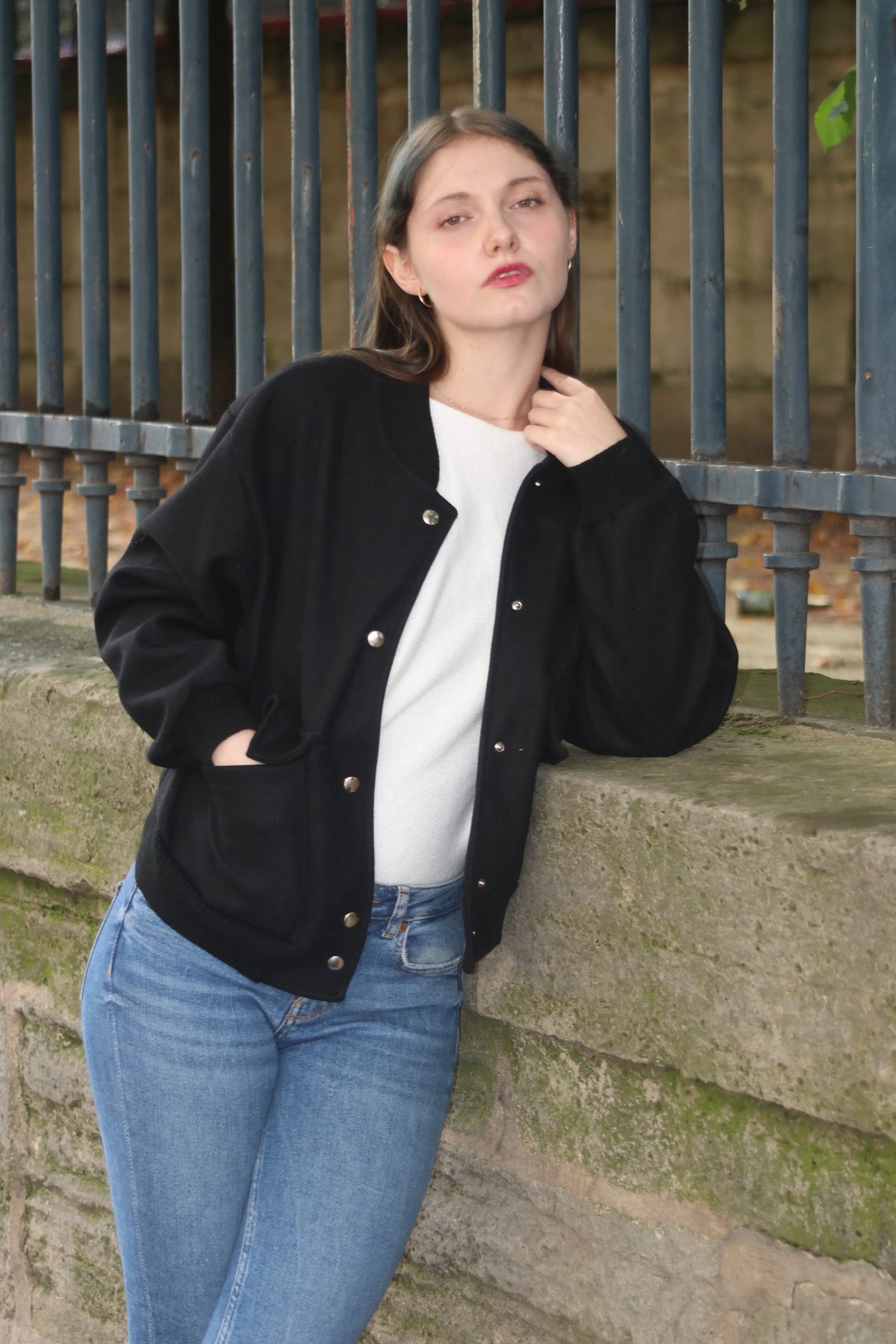 Femme portant gilet – La Chica